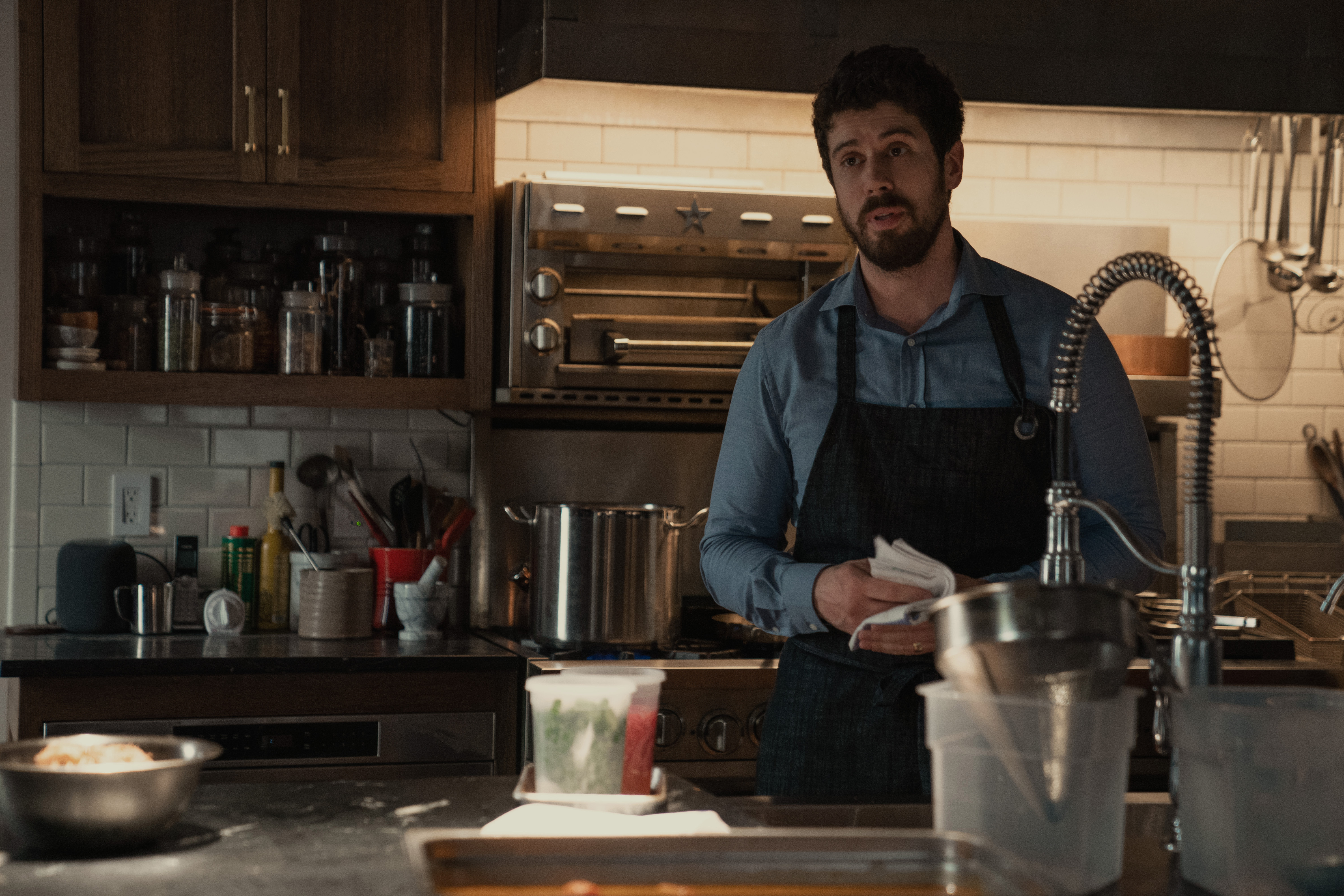 托比凱貝爾在《靈異女僕》飾演醉心事業的名廚史恩，在喪子後懷著罪惡感，選擇投入事業來處理創傷。（Apple TV+）