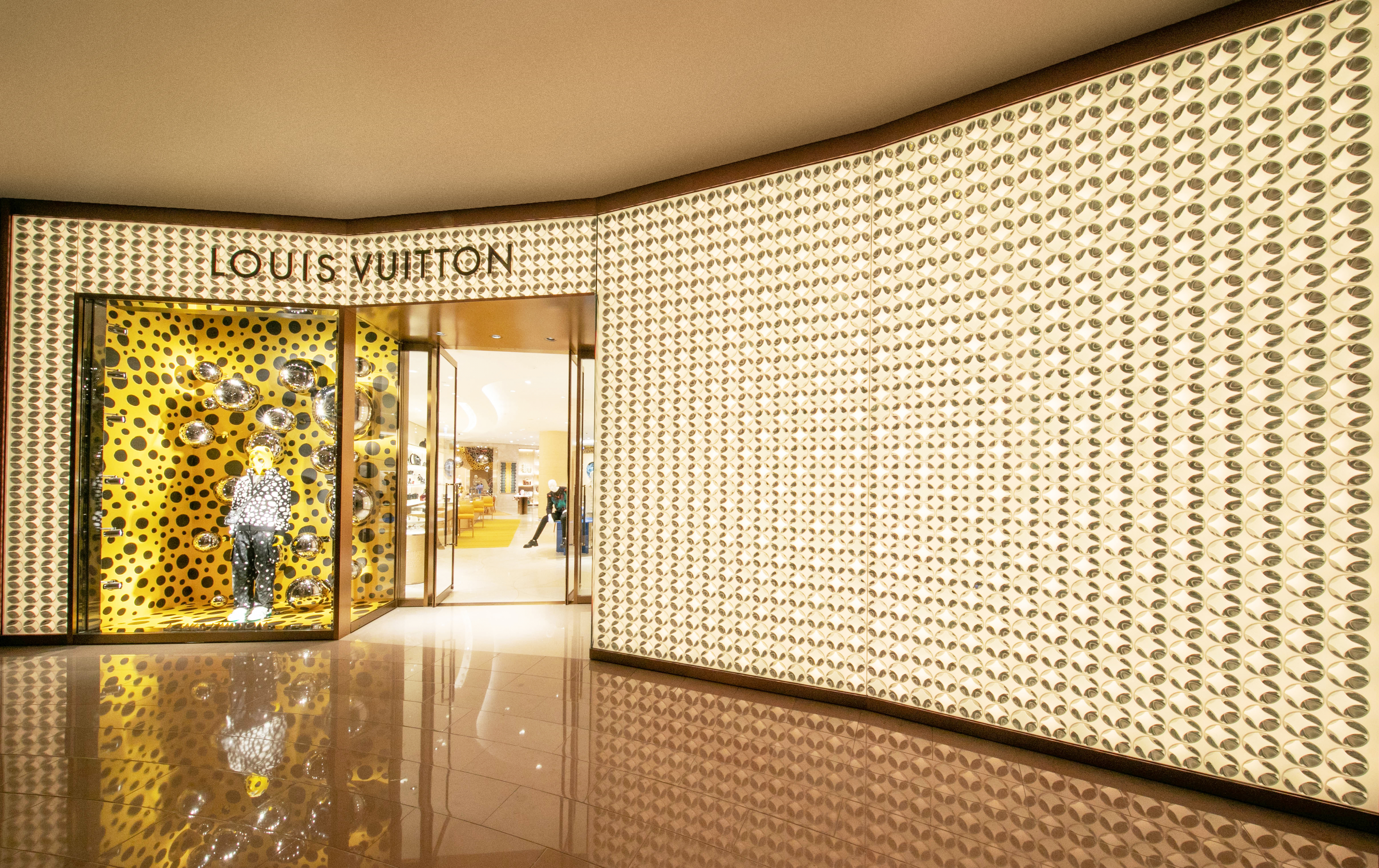 路易威登台北101旗艦店銀色的鏤空外牆鑲嵌著閃爍發光花朵標誌。（路易威登提供）