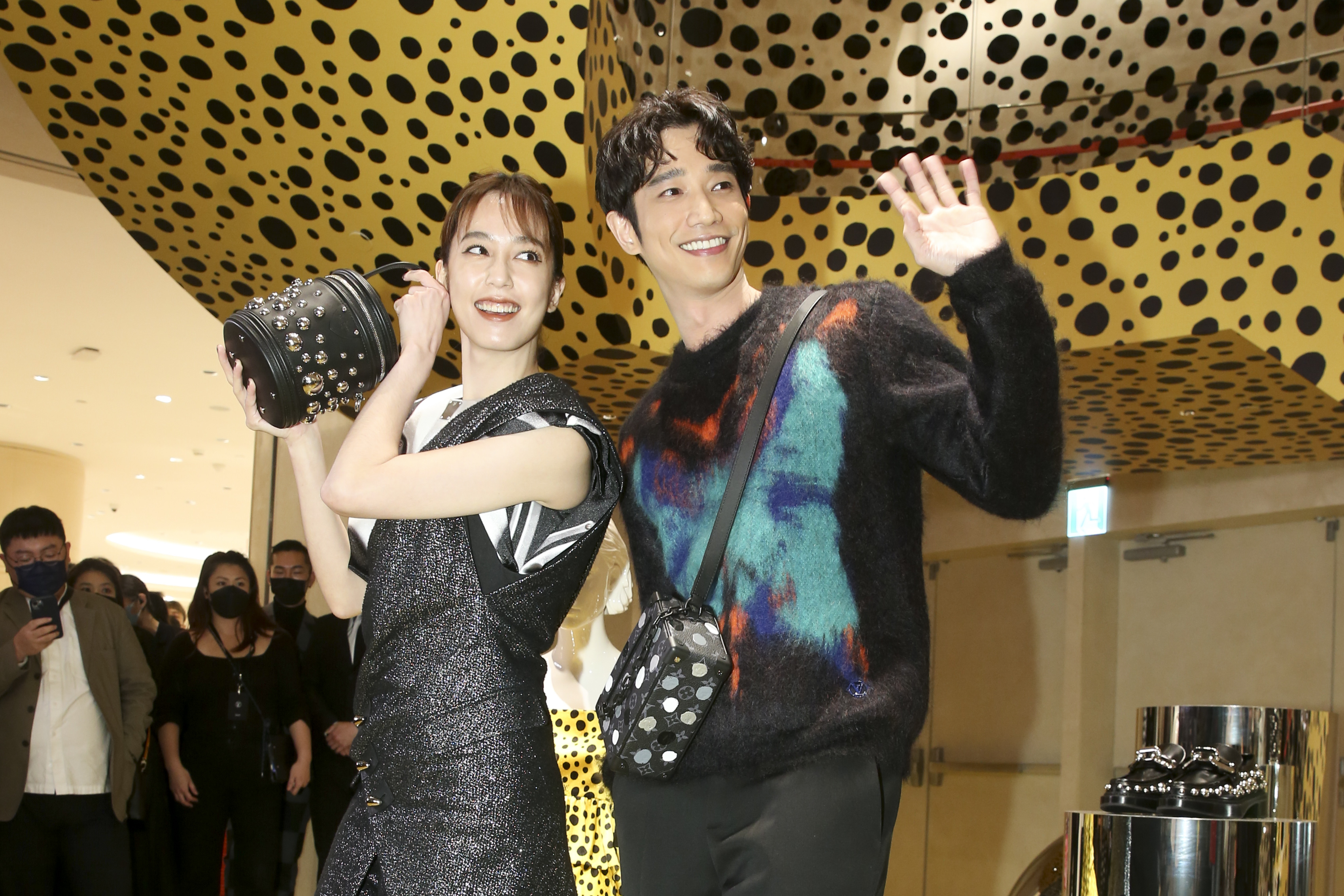 （左起）陳庭妮與劉以豪聯袂現身LOUIS VUITTON台北101旗艦店開幕活動媒體預覽。