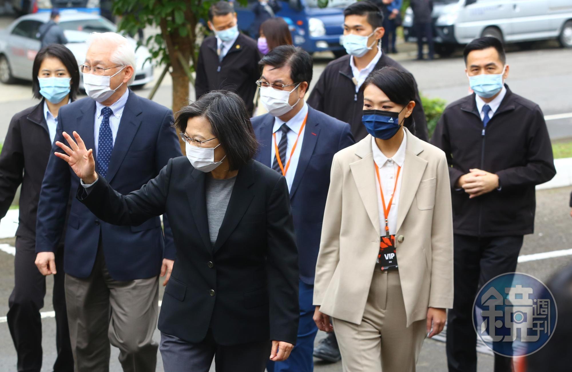 高虹安今與總統蔡英文同台出席國家太空中心的揭牌典禮,但雙方沒有太多互動。