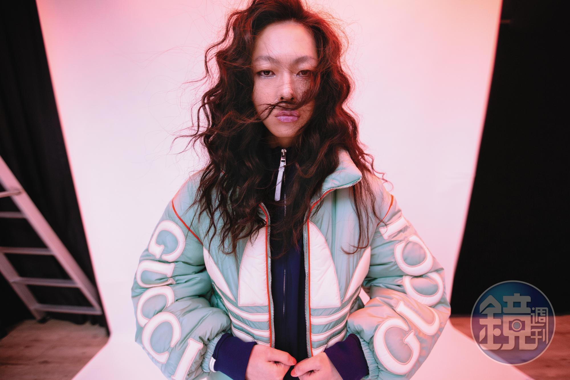 聯名Logo綠松石色羽絨外套 NT$114,000 by GUCCI／深藍色運動外套 NT$42,000 by LOEWE