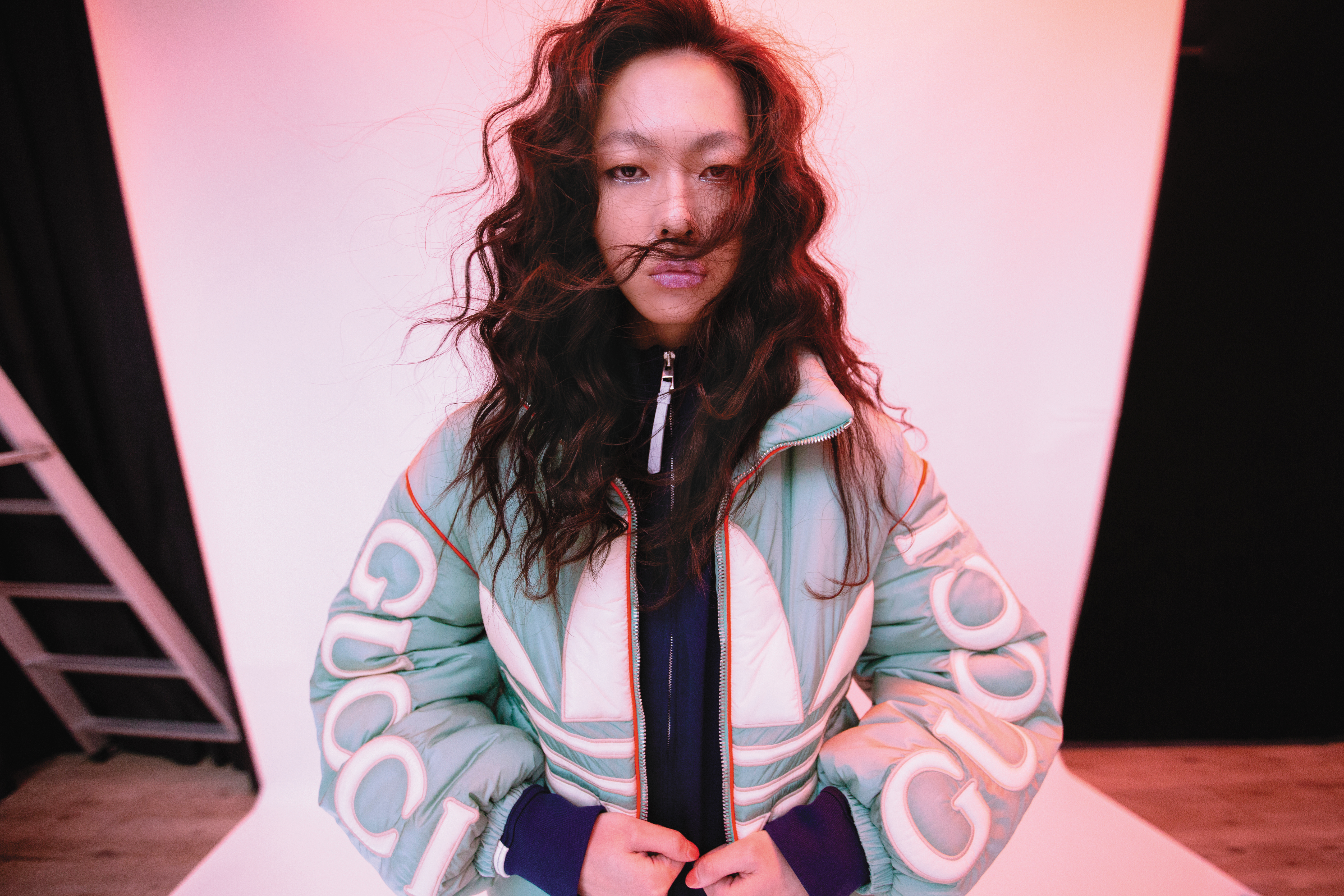 聯名Logo綠松石色羽絨外套 NT$114,000 by GUCCI／深藍色運動外套 NT$42,000 by LOEWE