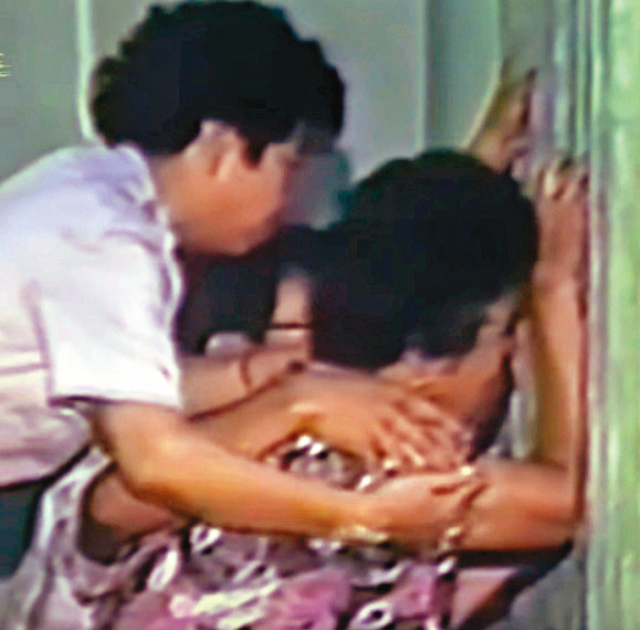 黃母（右）十分疼愛兒子，得知黃鴻寓中槍就逮，忍不住痛哭失聲。（東森新聞提供）