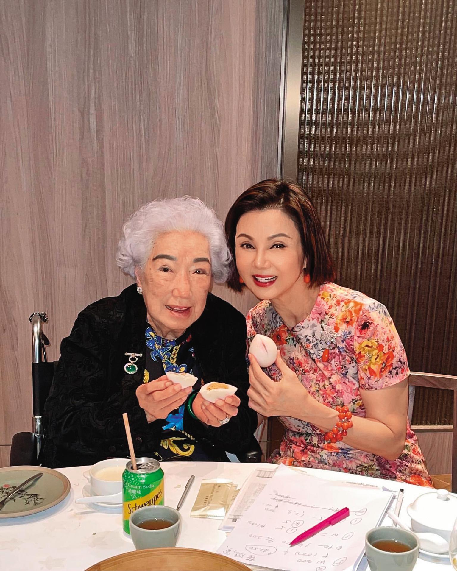 謝玲玲（右）離婚後一直和婆婆（左）維持緊密關係，傳為佳話。（翻攝自謝玲玲IG）