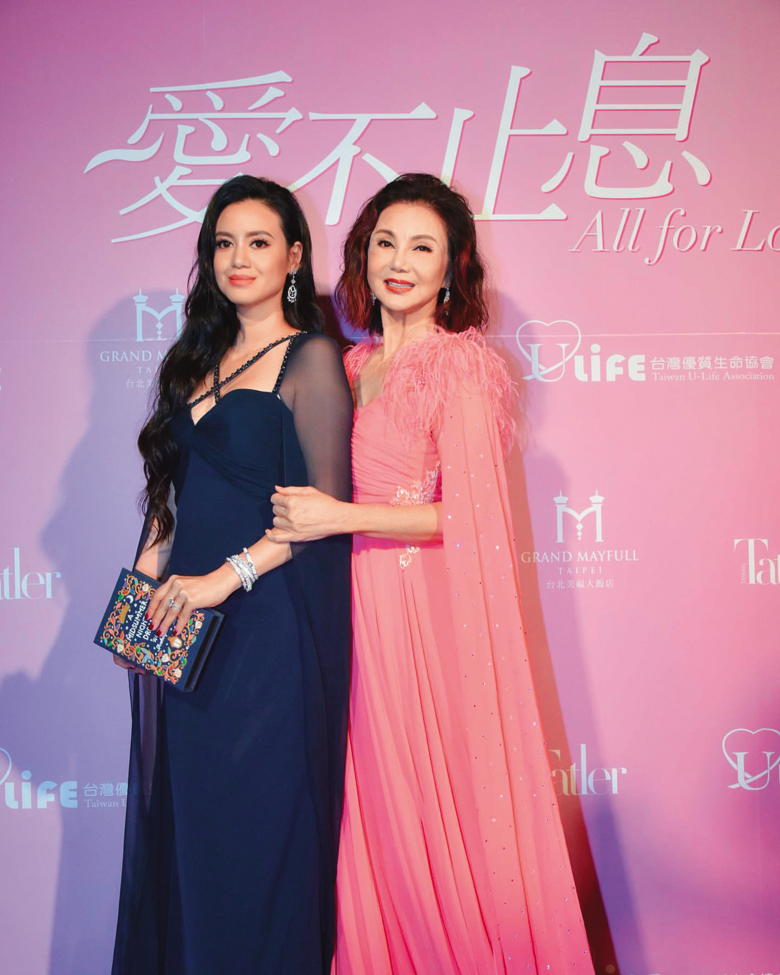 謝玲玲（右）女兒們都遺傳了她的美貌，大女兒林恬兒（左）去年還來台陪她出席台灣優質生命協會慈善活動。（翻攝自謝玲玲IG）