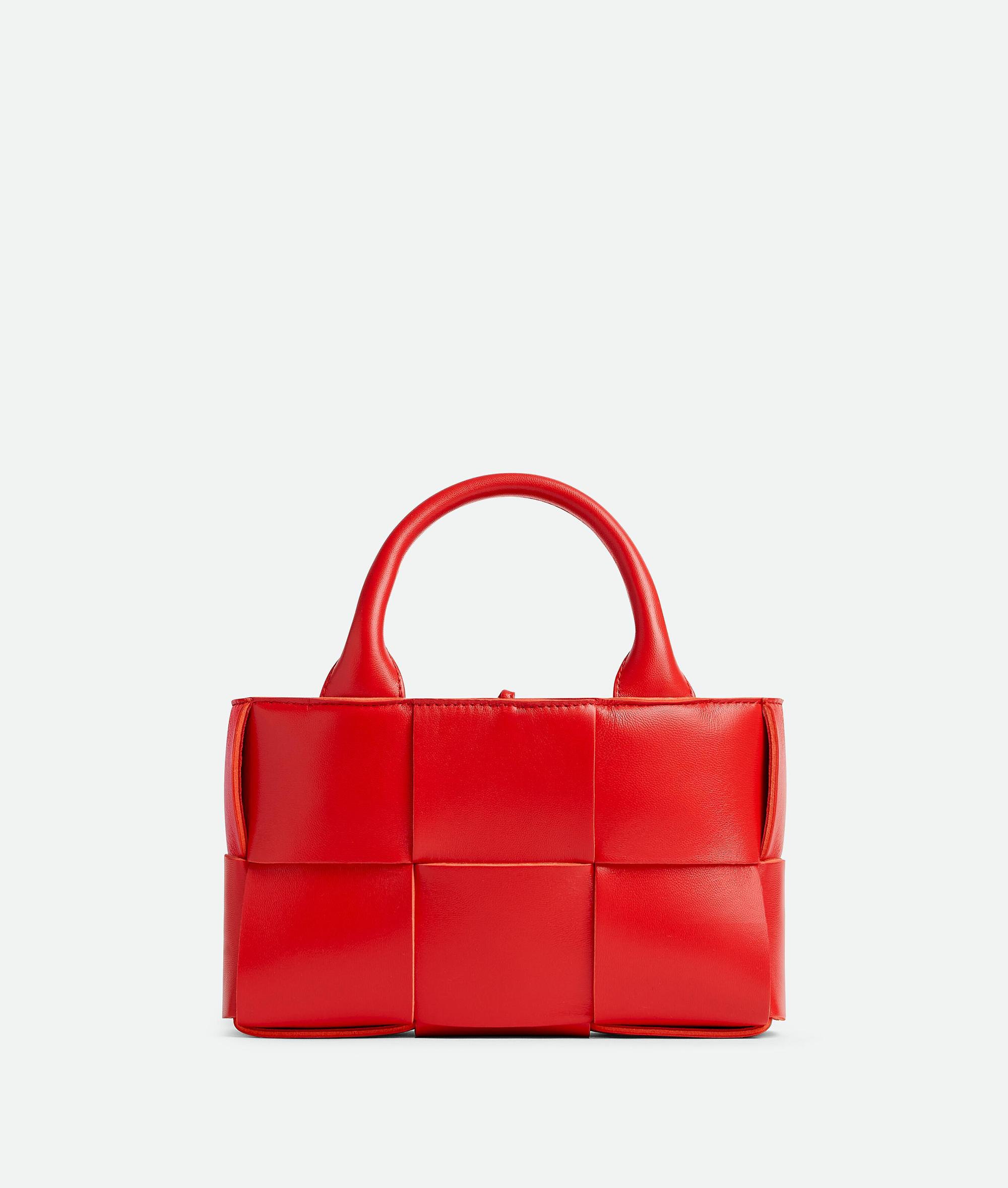 CANDY ARCO 豔紅色托特包 NT$ 74,900。(Bottega Veneta)