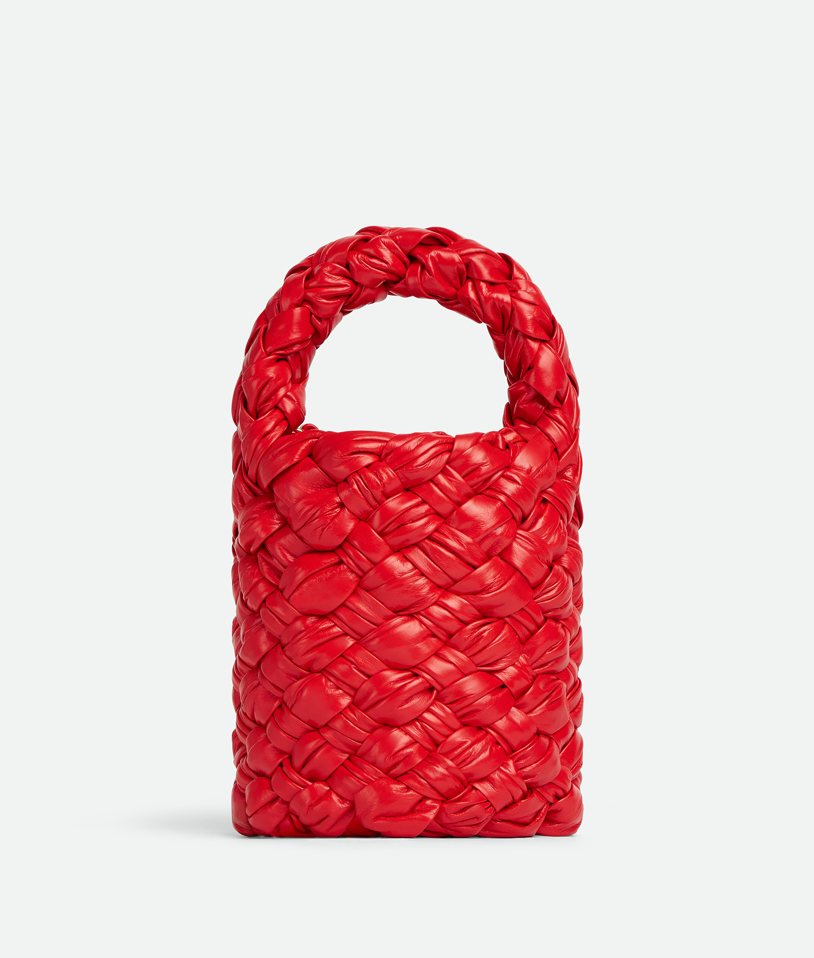 KALIMERO 艷紅色水桶包 NT$ 184,400。（Bottega Veneta）