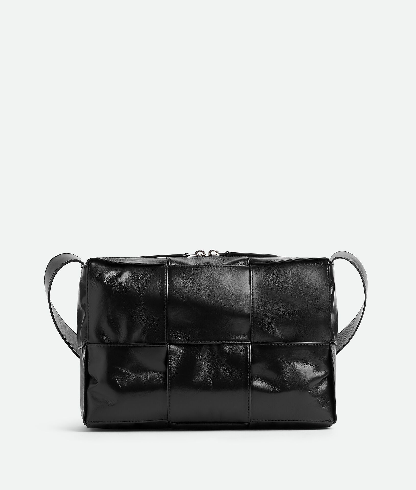 ARCO CASSETTE 紙質牛皮編織皮革斜背包 NT$ 95,400。（Bottega Veneta）
