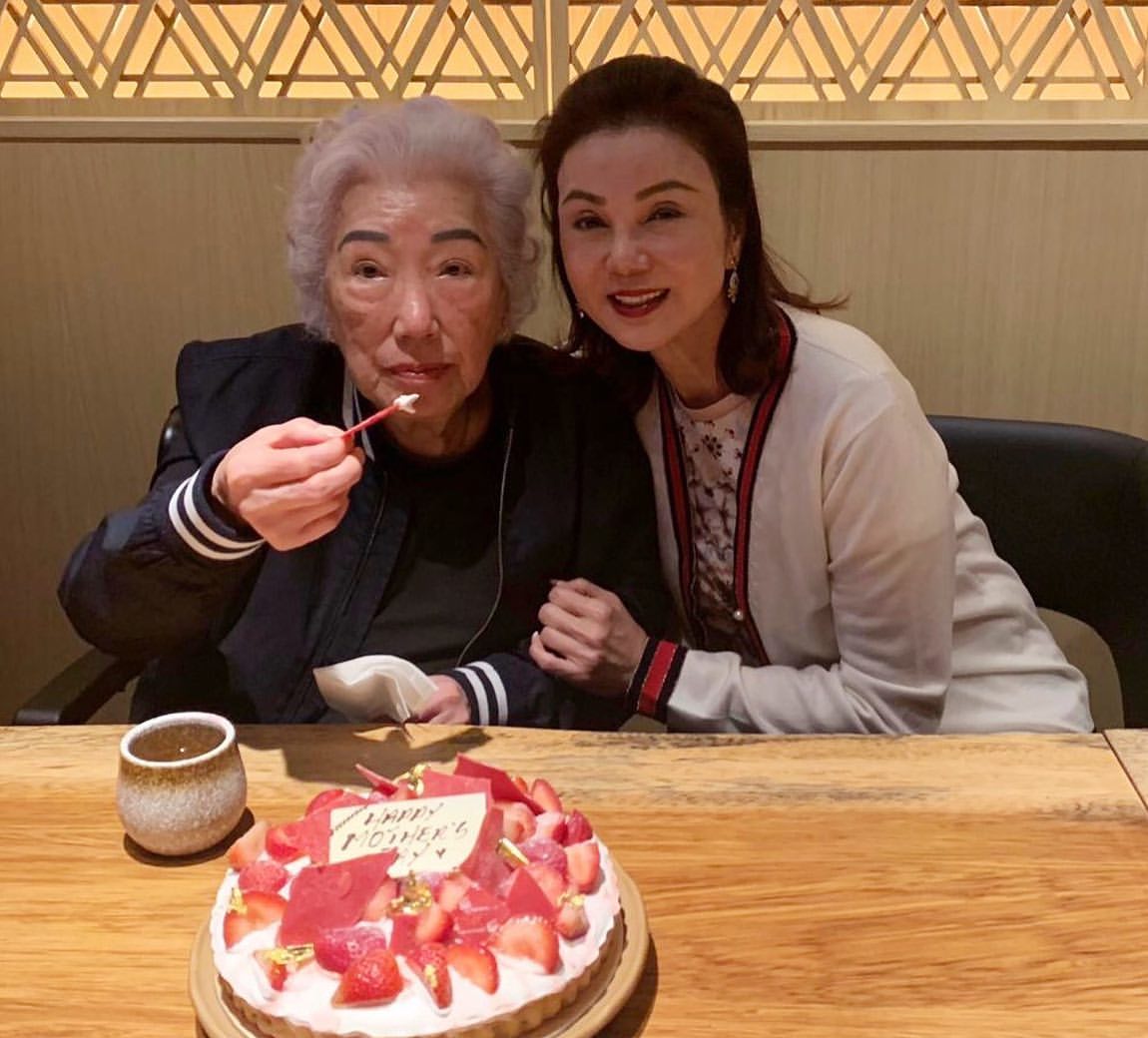 和林建岳離婚後，謝玲玲和婆婆的關係還是很好，各種重要場合還是會相聚。（翻攝自謝玲玲IG）