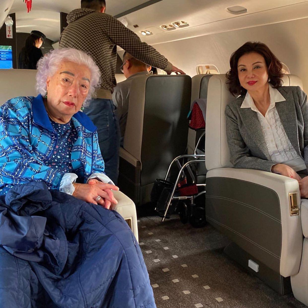和林建岳離婚後，謝玲玲和婆婆的關係還是很好，各種重要場合還是會相聚。（翻攝自謝玲玲IG）