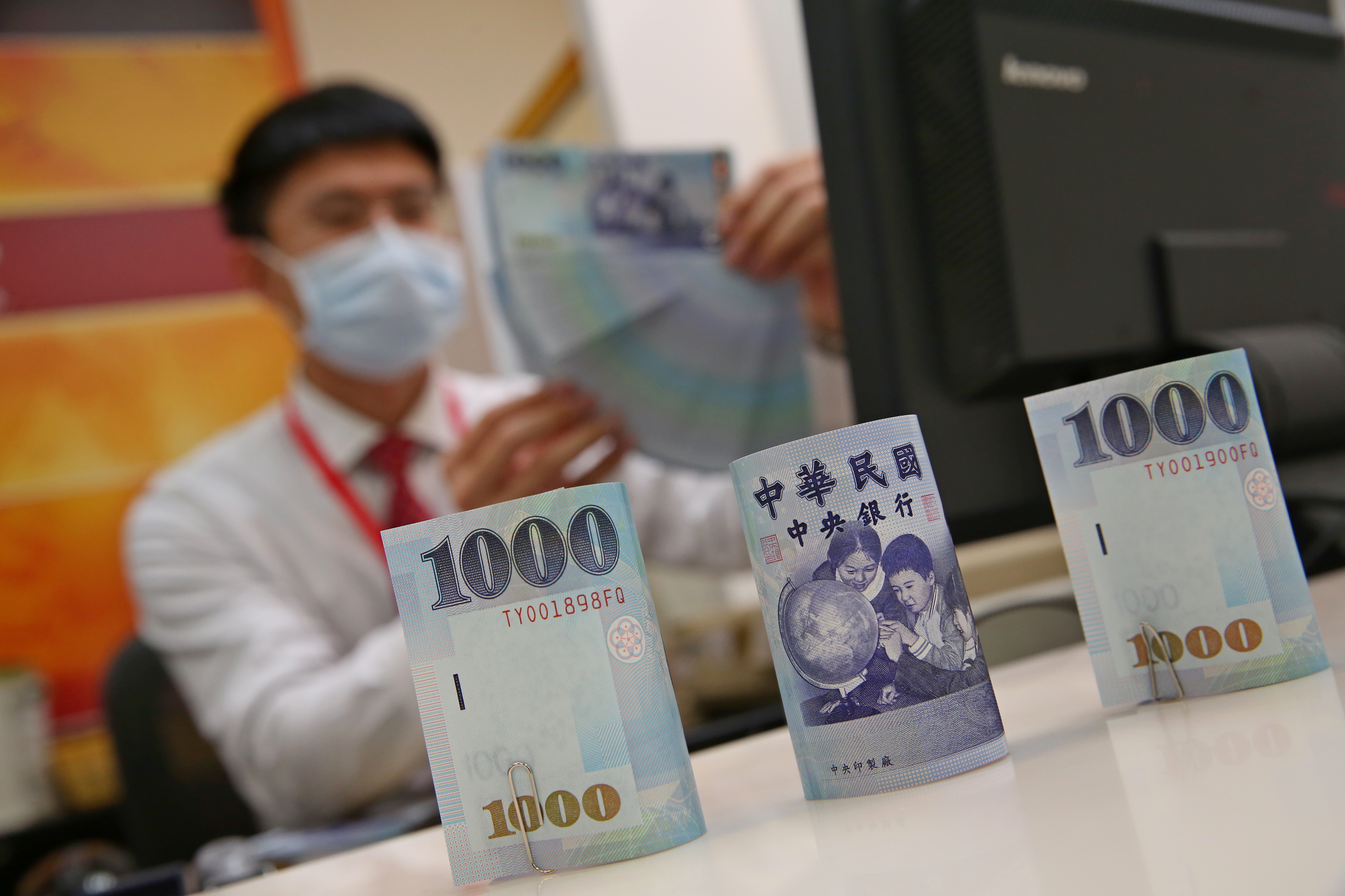 央行公布1月13日至1月19日共5個營業日開放兌換新鈔，全台共454個據點。（本刊資料照）