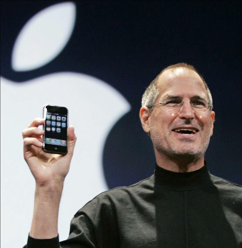 賈伯斯2007年介紹第一代iPhone，從此改變了通訊科技的發展。（翻攝網路）