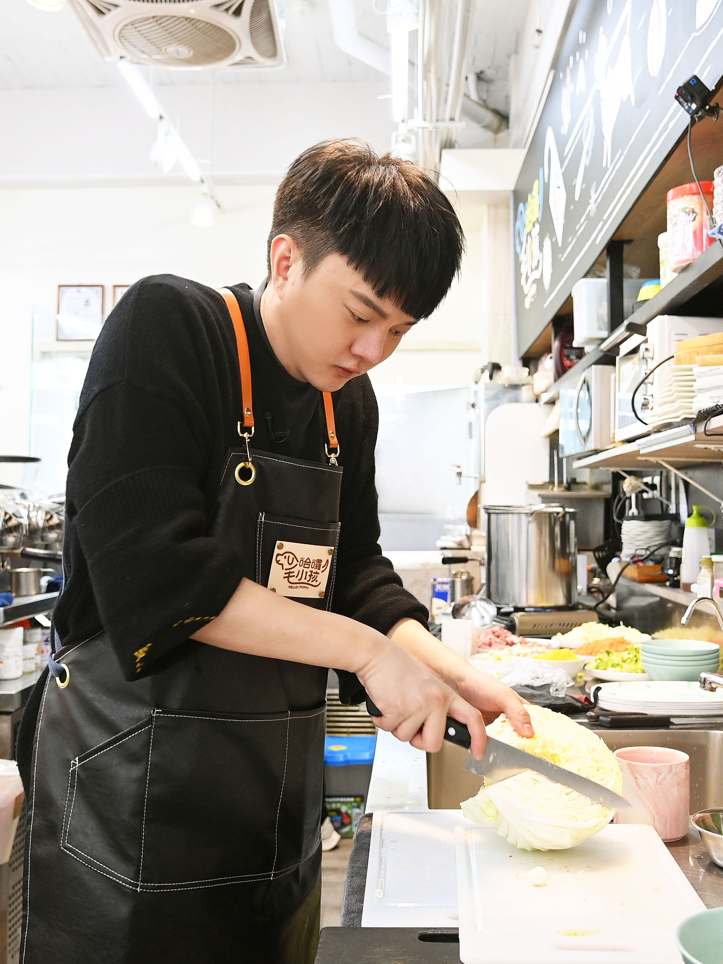 許富凱曾做過香煎鮭魚孝敬家中的毛孩。（台視提供）