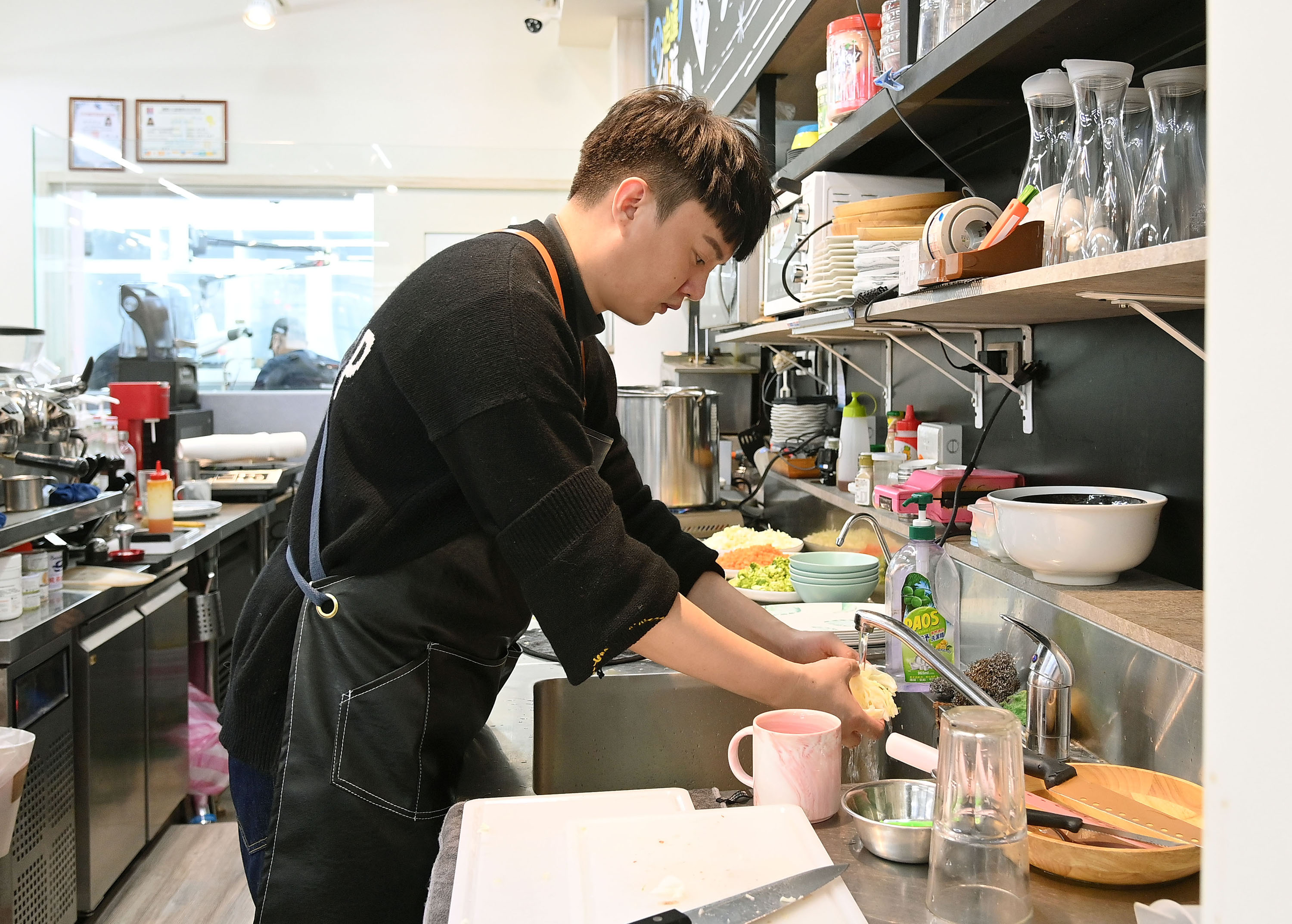 許富凱成為節目首位實習生。（台視提供）