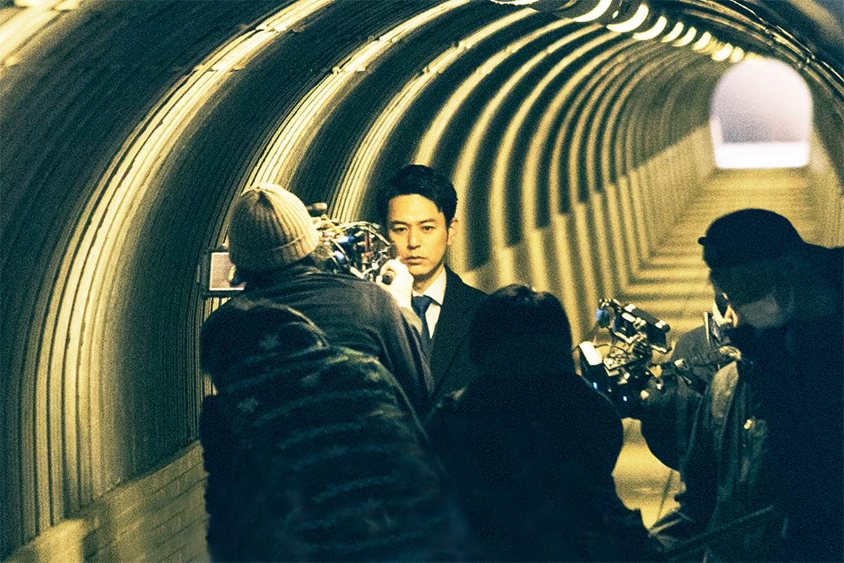 妻夫木聰在《那個男人》飾演在日韓裔律師，受委託尋找謎之男子的真實身分（政駒提供）©2022 "A Man" Film Partners