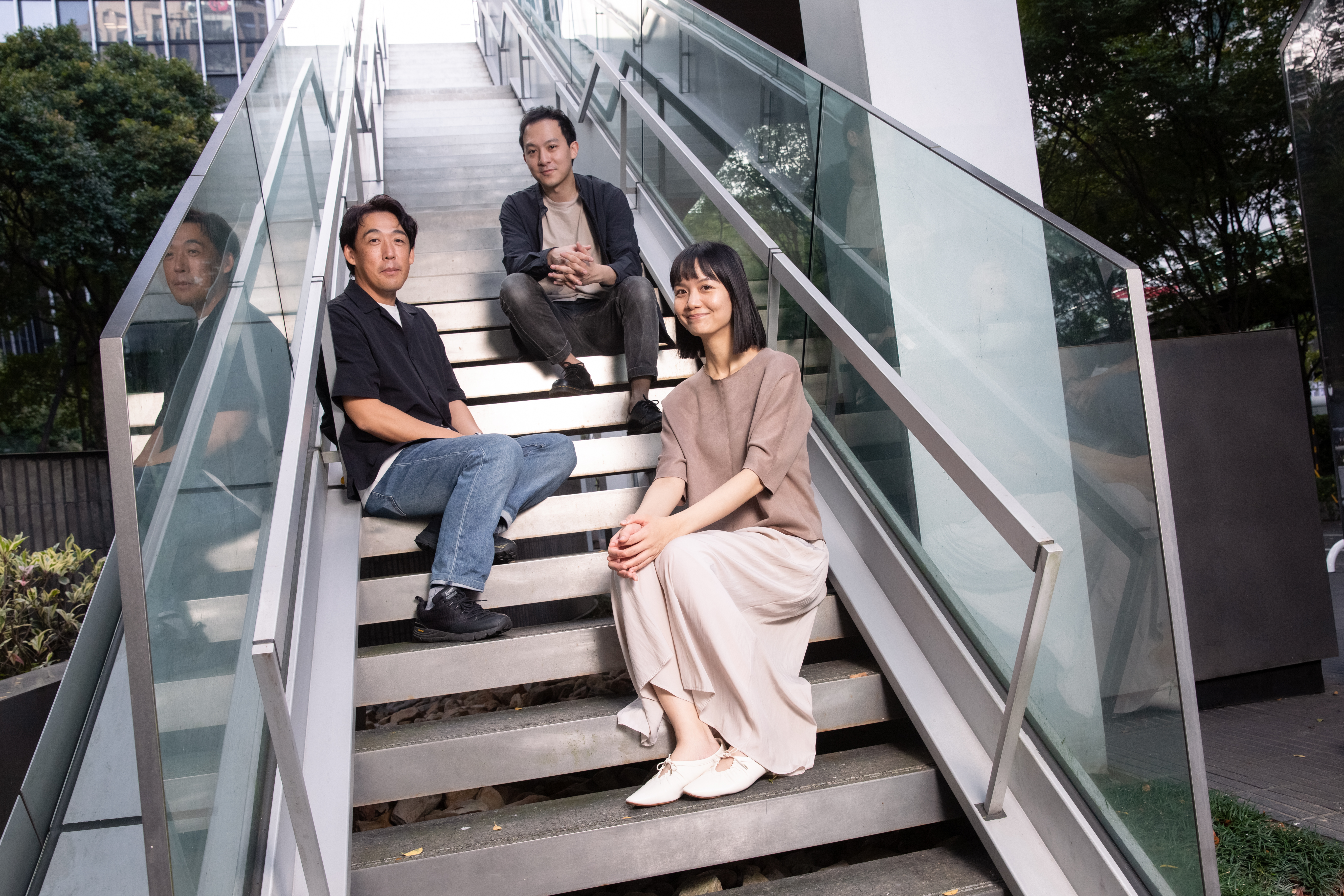 導演石川慶(左)為金馬影展訪台,首次與負責配樂的「Cicada」團長江致潔(右)與小提琴許罡愷見面。