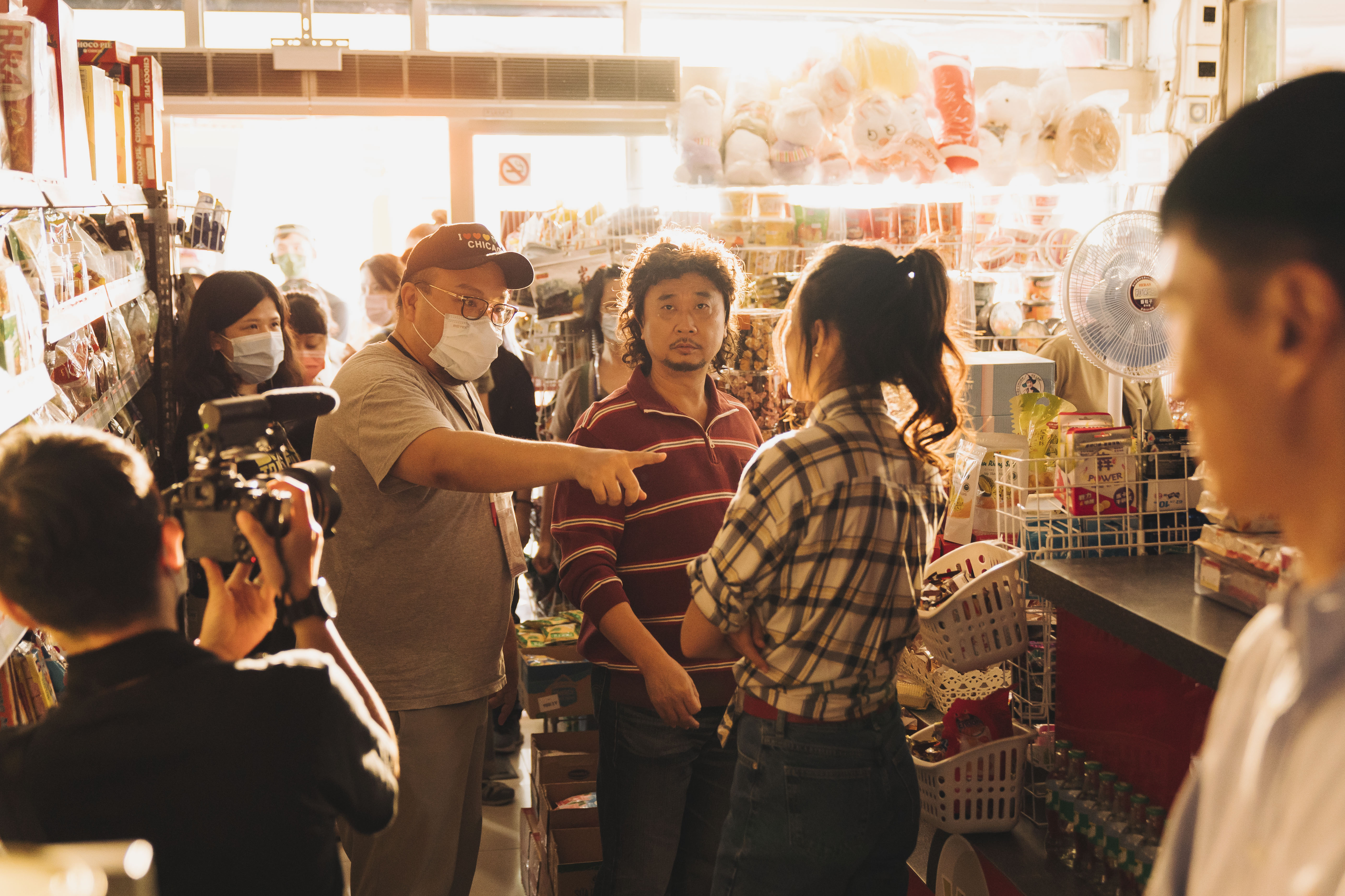 導演葉天倫（左二）拍攝《詐團圓》期間常因疫情而停拍，是最大挑戰。（台北双喜電影提供）