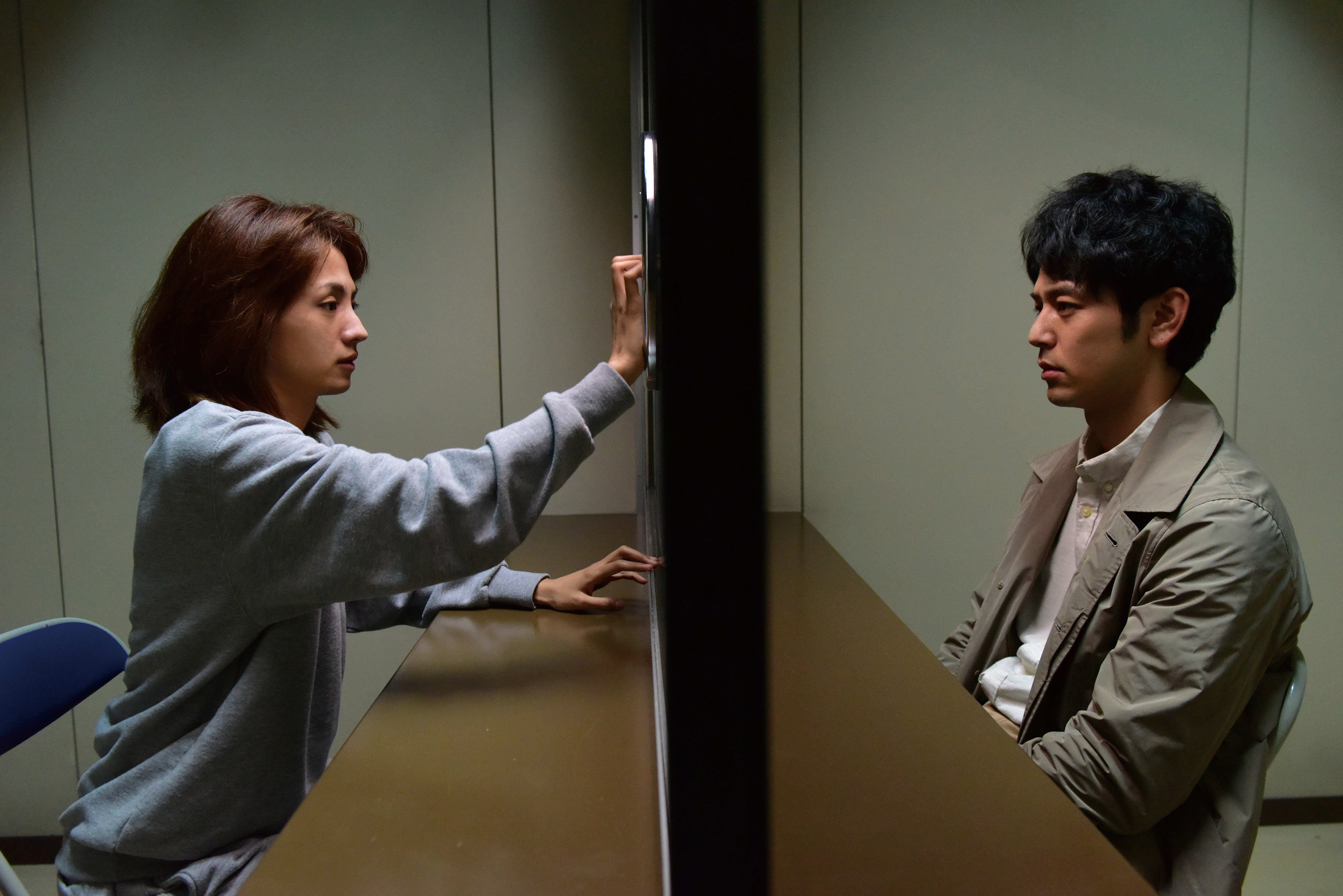 《愚行錄》改編自同名小說,妻夫木聰(右)與滿島光(左)飾演兄妹。(捷傑電影提供)