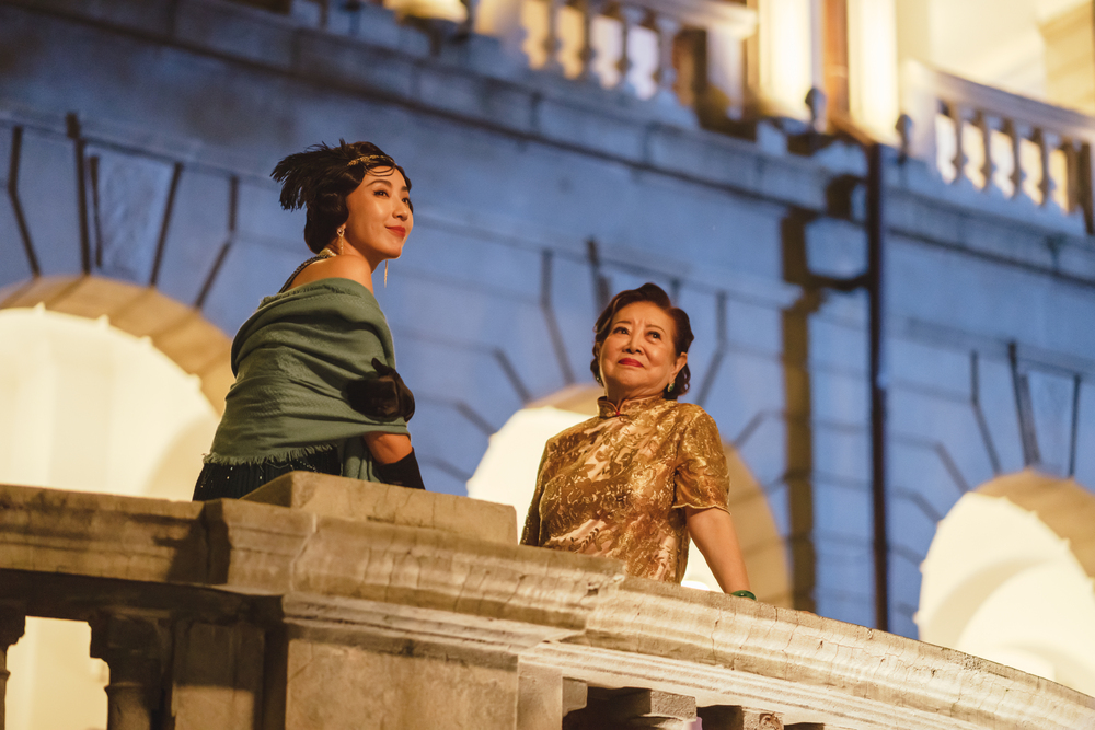 陳淑芳(右)和隋棠(左)對戲過程,葉天倫會多拍幾個不同的表情,以利後續剪接工作。 (台北双喜電影提供)