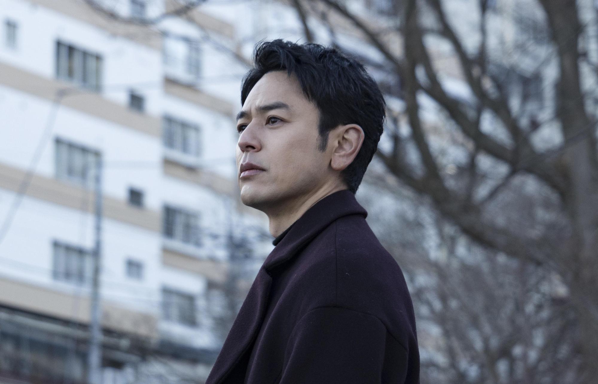 妻夫木聰主演電影《那個男人》改編自同名小說,探討身分認同議題引來觀眾共鳴。(政駒提供)