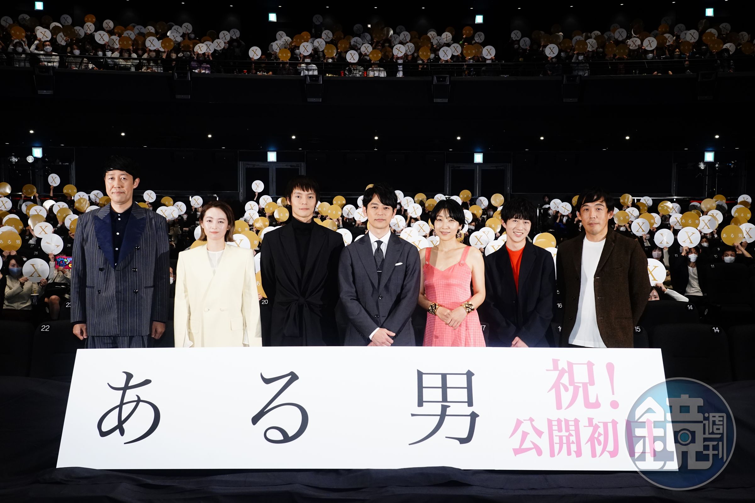 石川慶導演（右）率領妻夫木聰（中）等《那個男人》主要演員前進日本戲院宣傳。（政駒提供）©2022 "A Man" Film Partners