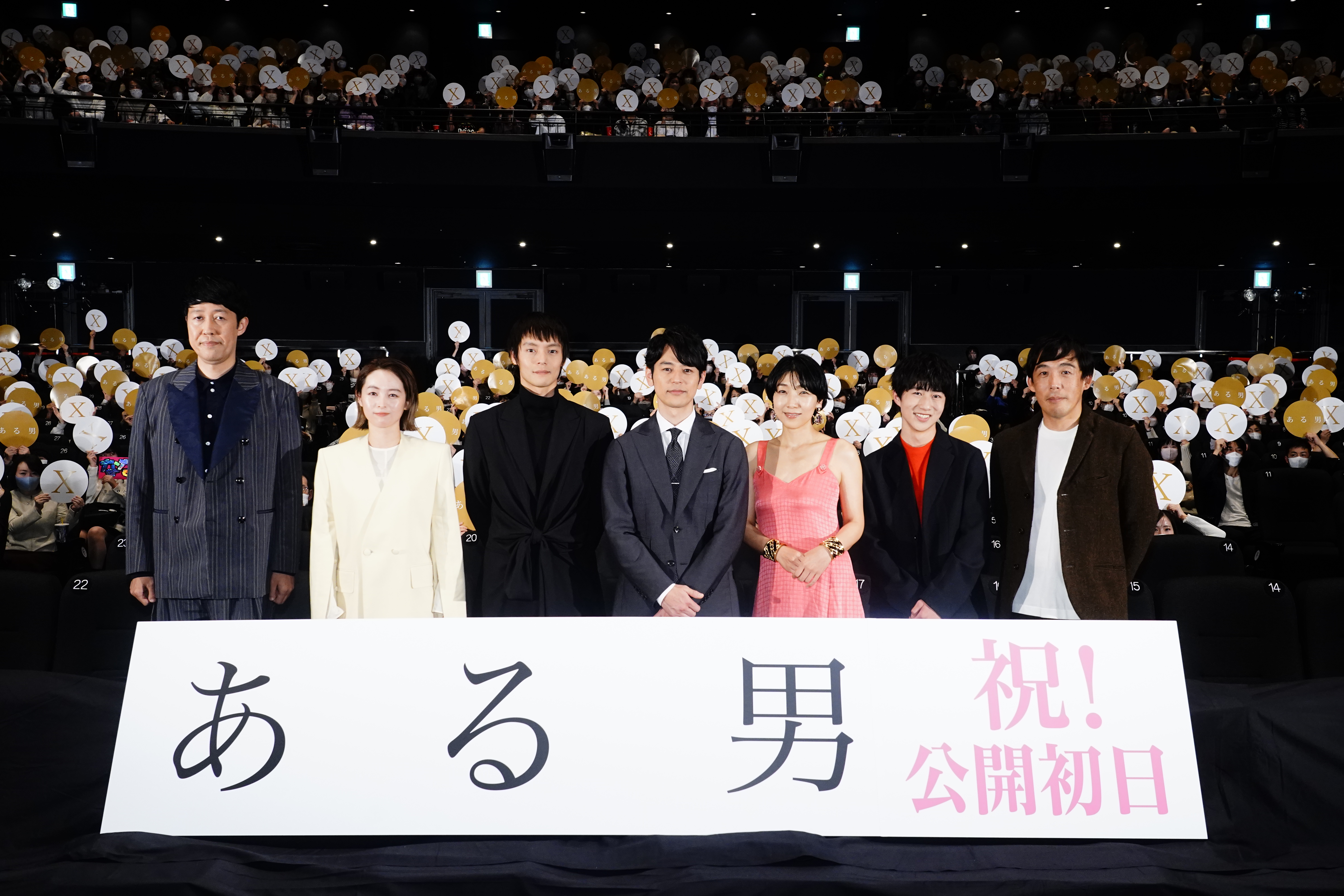 石川慶導演（右）率領妻夫木聰（中）等《那個男人》主要演員前進日本戲院宣傳。（政駒提供）©2022 "A Man" Film Partners