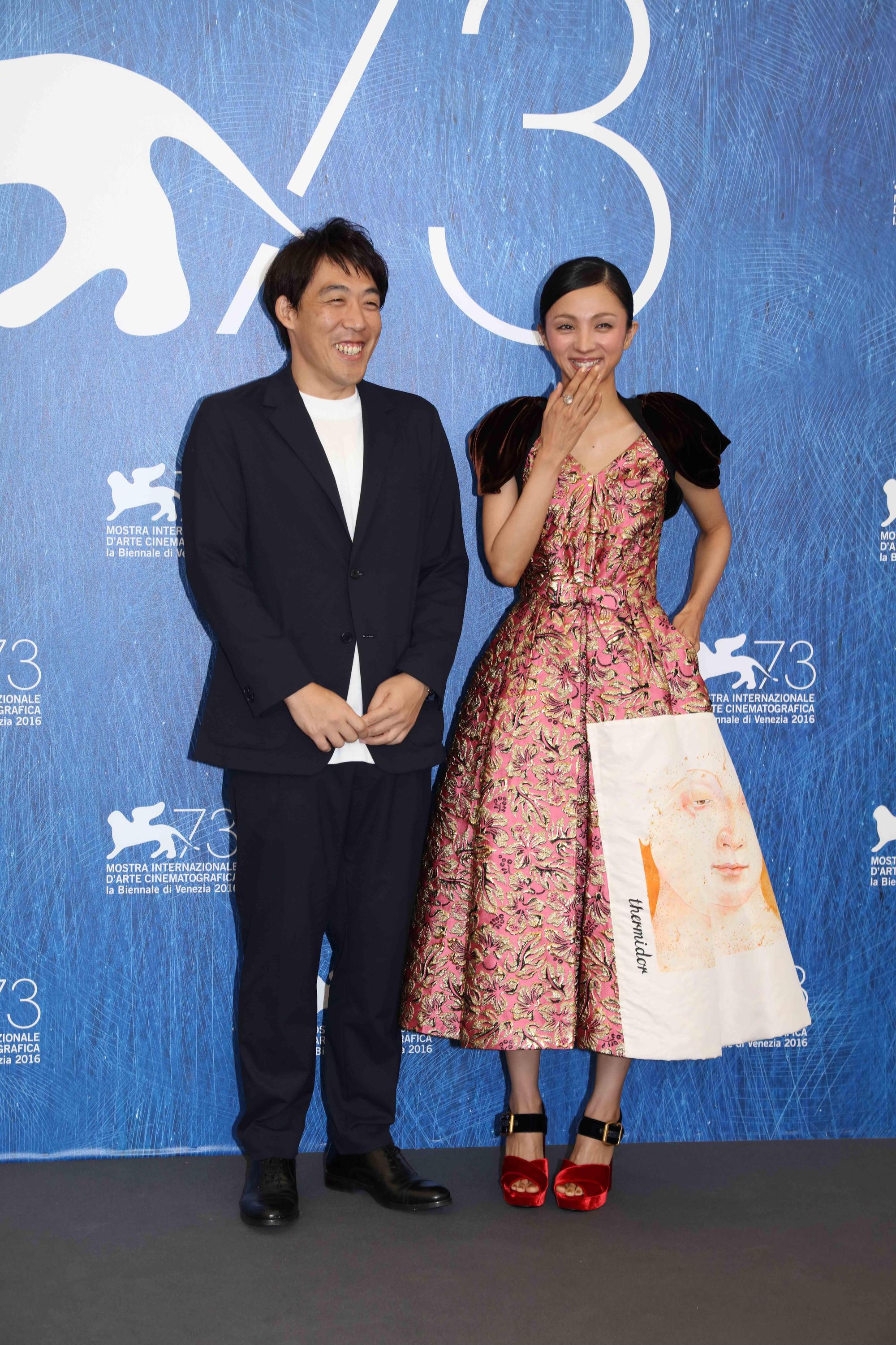 石川慶（左）首部長片《愚行錄》入選威尼斯影展地平線單元，攜女主角滿島光（右）參與盛會。（東方IC）