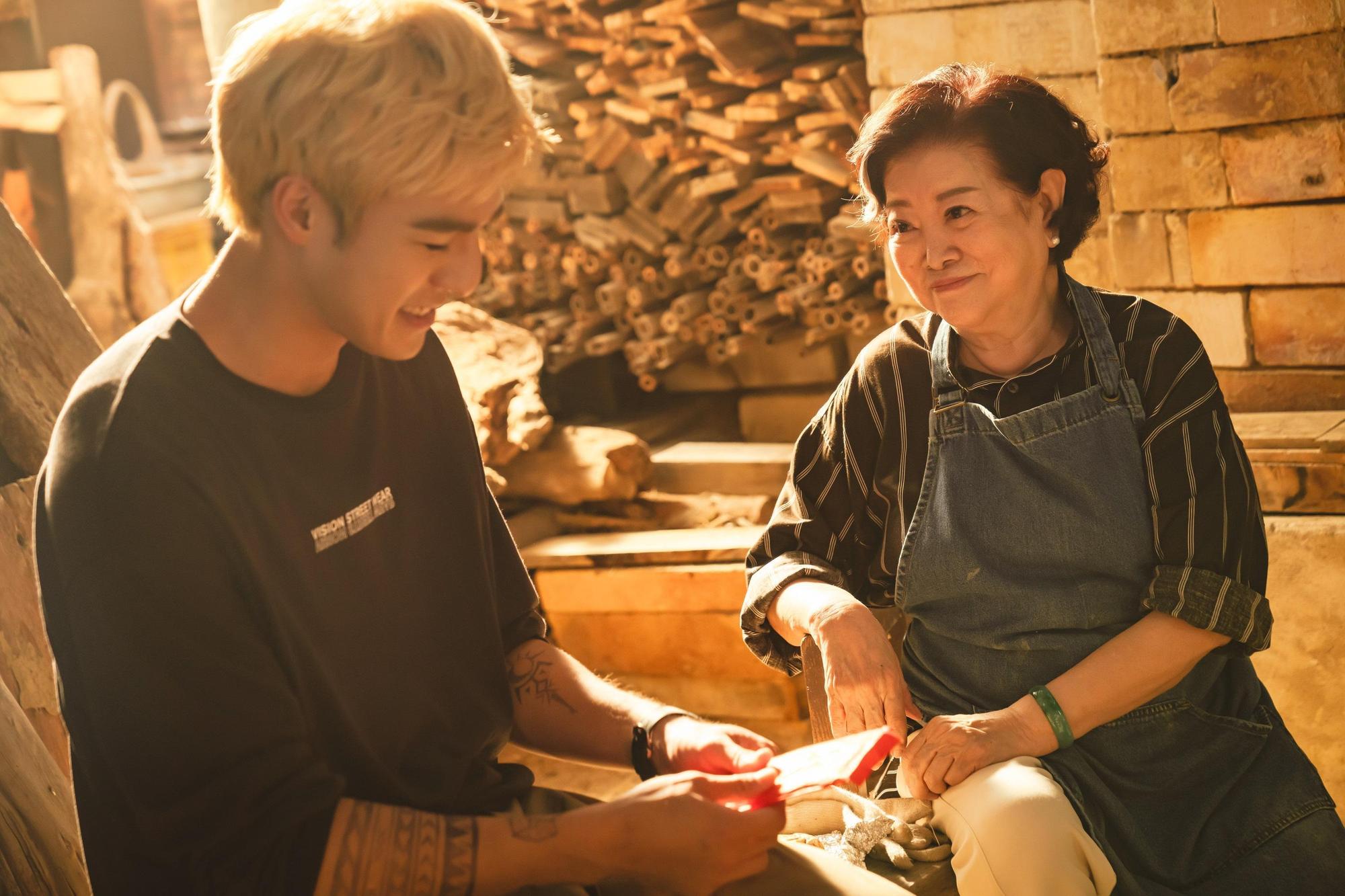 陳淑芳(右)在片中意外得知有個金孫陳昊森(左),經歷了從猜忌到接納的過程。 (台北双喜電影提供)