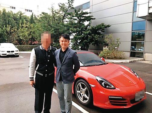 業務員羅振原(右)兜售神匠未上市股票,還傳自己與名車的合照,吸引被害人投資。(讀者提供)