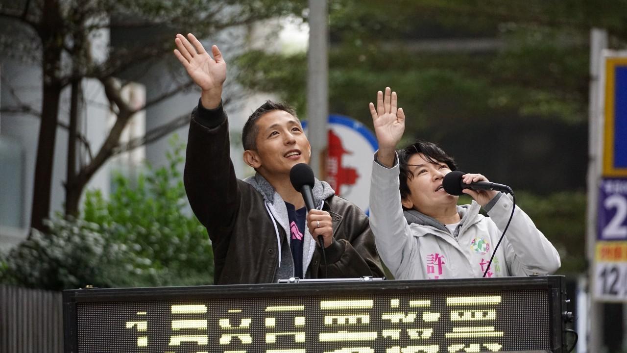 吳怡農（左）近日持續與地方議員合體掃街拜票。（翻攝自吳怡農臉書，右為議員許家蓓）