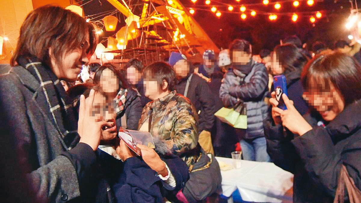 黃少谷(左一)過去是強辯樂團的主唱,曾在日本遇到熱情粉絲索取簽名。(喜歡音樂提供)