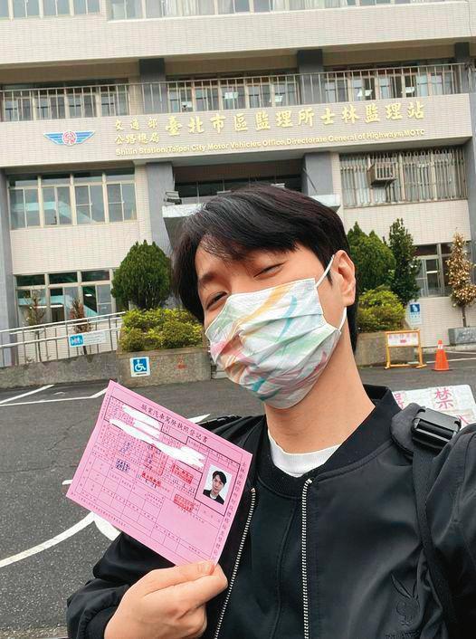 去年8月,黃少谷分享自己考取職業駕駛執照的喜訊。(翻攝自黃少谷臉書)
