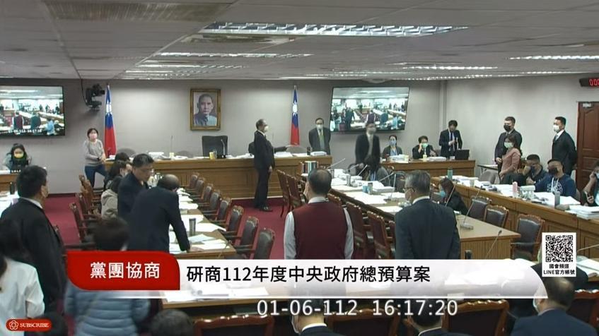 邱顯智和柯建銘（左下處）在黨團協商過程爆發衝突，邱不滿被關麥當場爆粗口。（翻攝國會頻道）
