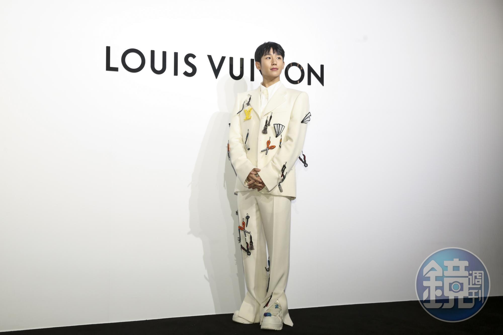 丁海寅身穿2023春夏訂製款白色西裝外套NT$436,000、白色襯衫NT$34,800、訂製長褲NT$216,000、Trainer Maxi運動鞋NT$57,000。