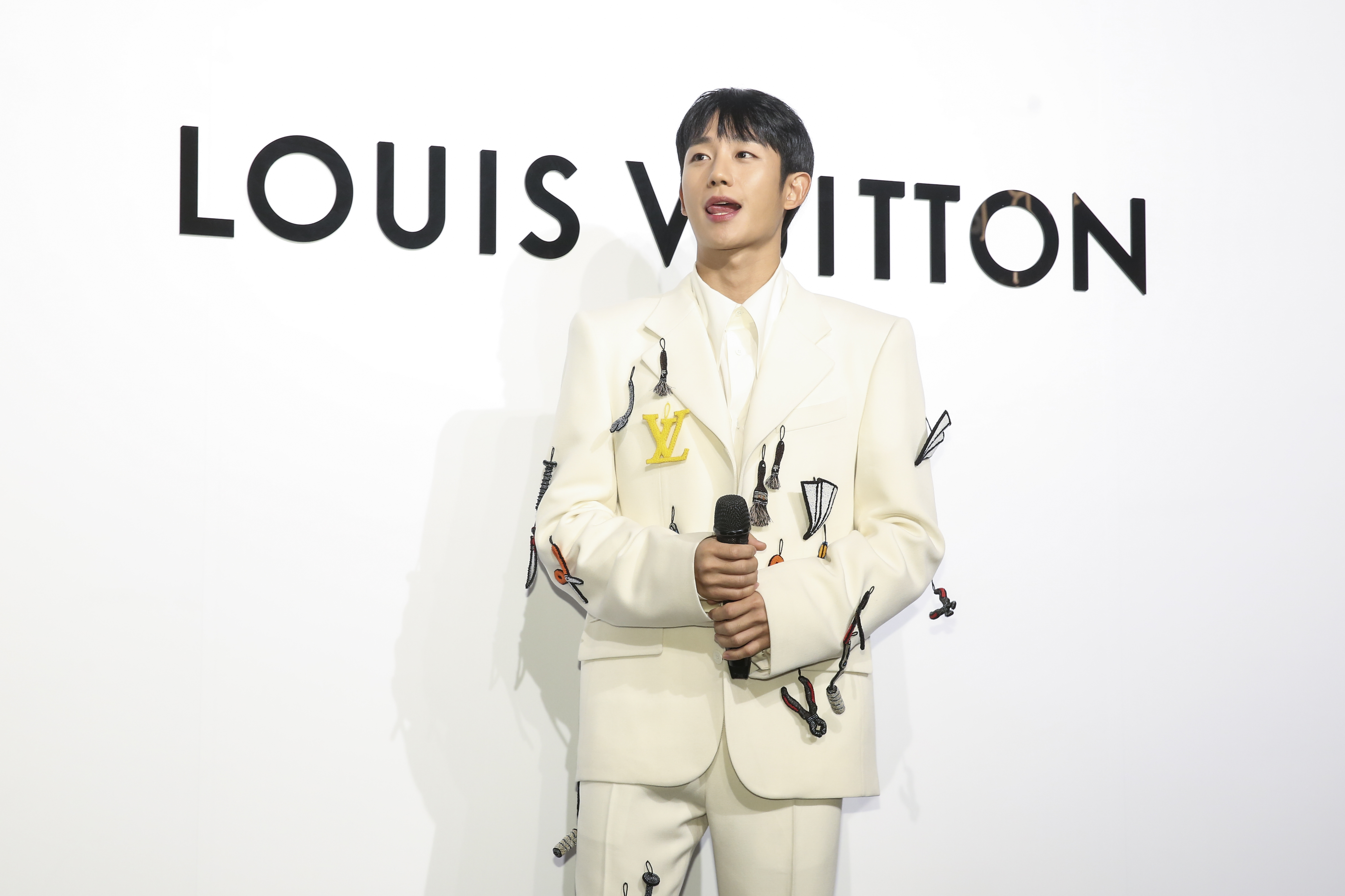 吐著舌頭的丁海寅，怎麼看都令人覺得表情好可愛。