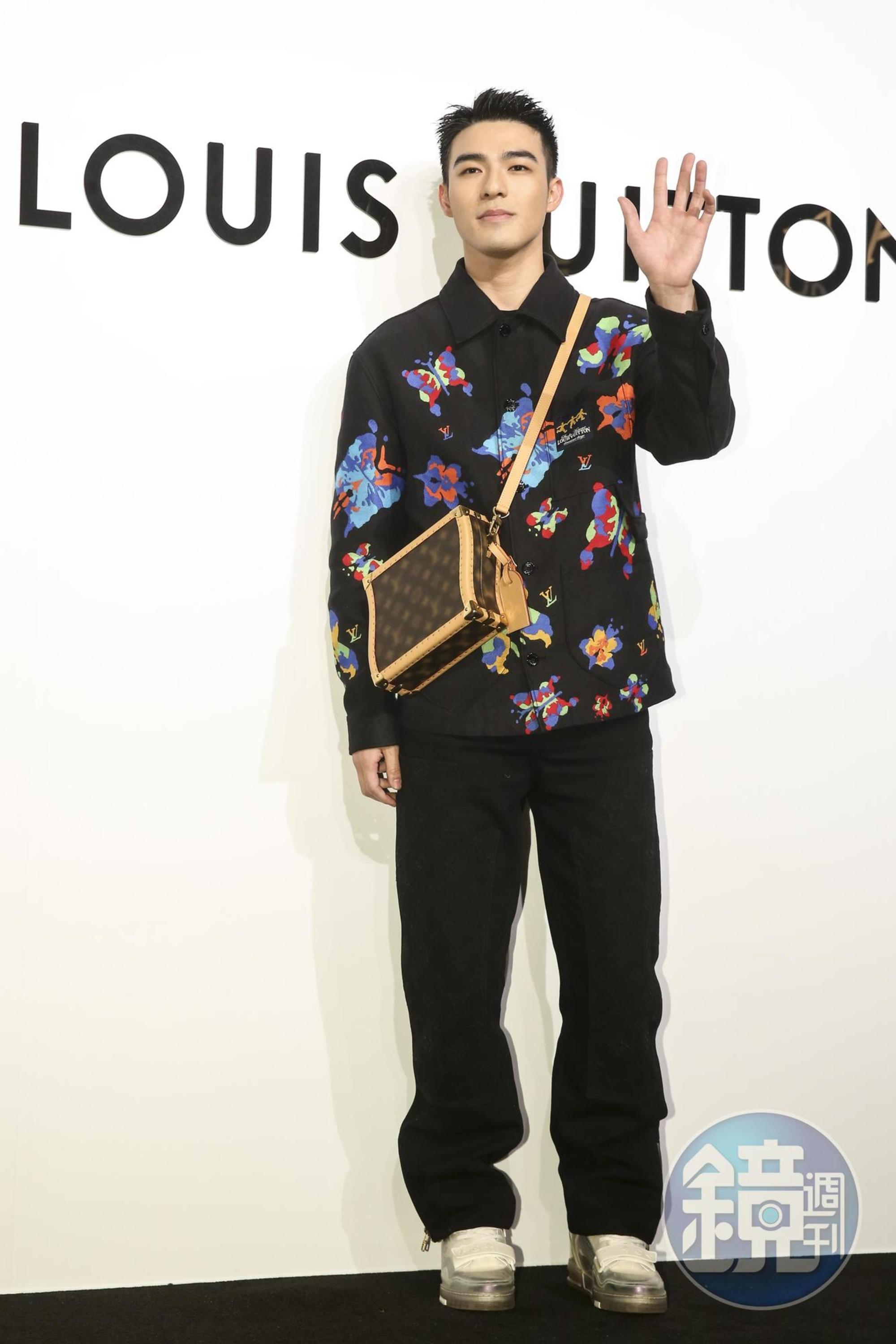 陳昊森的LV蝴蝶圖案外套式襯衫NT$83,500、MONOGRAM牛仔工匠長褲NT$75,000、LV Trainer魔術貼運動鞋NT$42,100、CLUTCH BOX WAVY模糊失焦Monogram效果肩背包NT$394,000。
