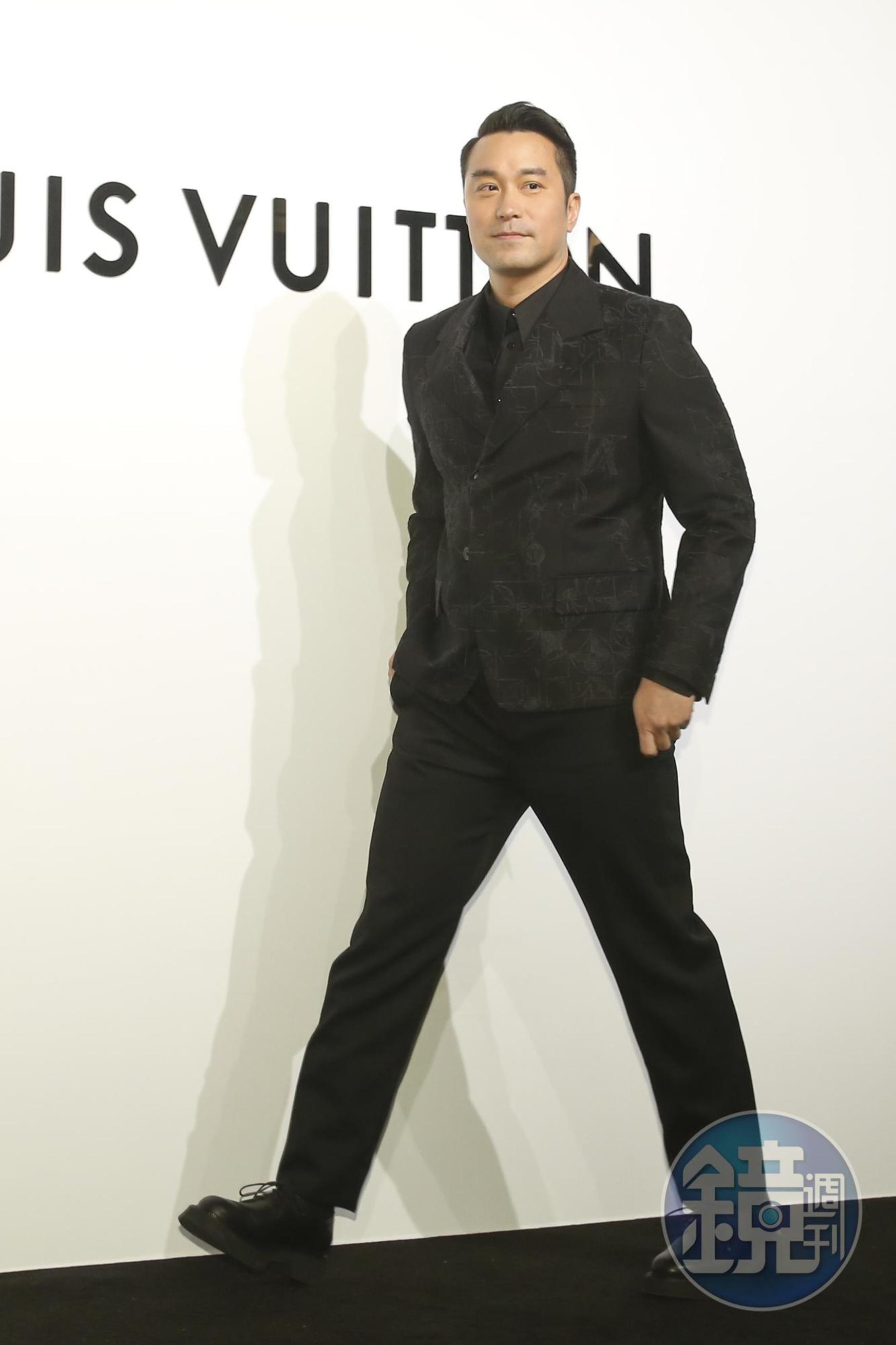 張孝全身穿LV MUSIC LINE禮服長褲NT$44,400、標準版型晚宴長袖襯衫NT$44,400、LV MUSIC LINE禮服外套NT$130,000。