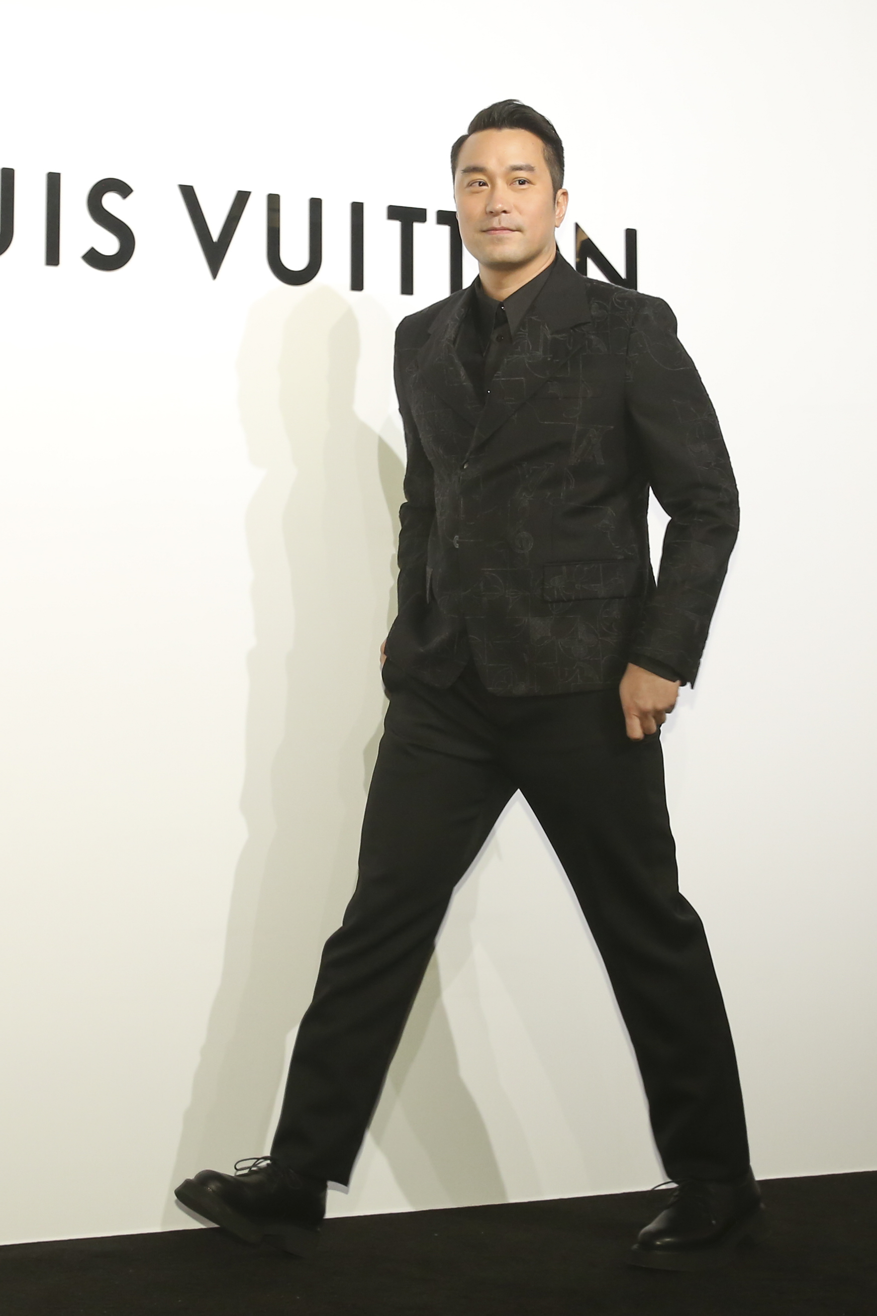 張孝全身穿LV MUSIC LINE禮服長褲NT$44,400、標準版型晚宴長袖襯衫NT$44,400、LV MUSIC LINE禮服外套NT$130,000。