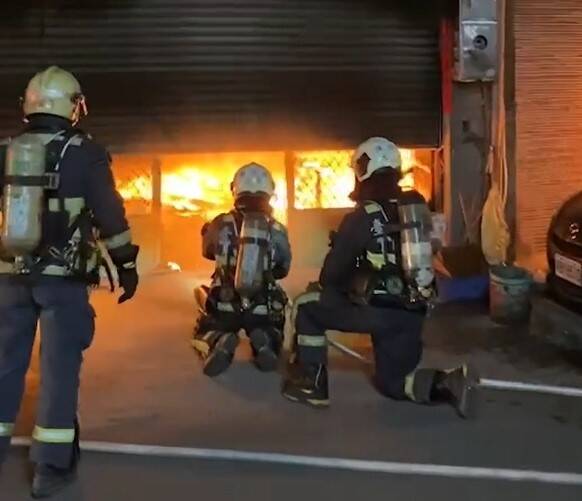 屋主阿公宣稱起火原因，是他點燃止滑墊、高梁酒等，驅出屋內的蛇。（消防局提供）