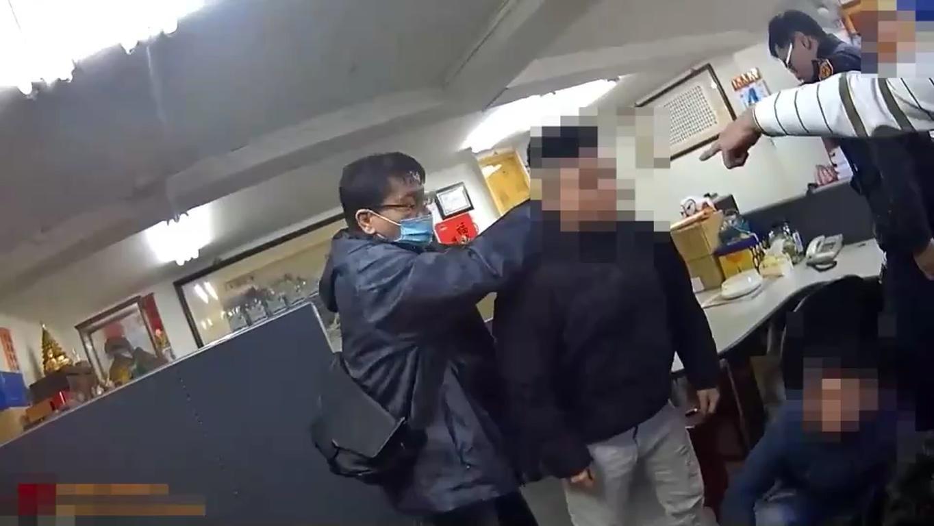 警方壓制嫌犯蹲下受檢。(翻攝畫面)