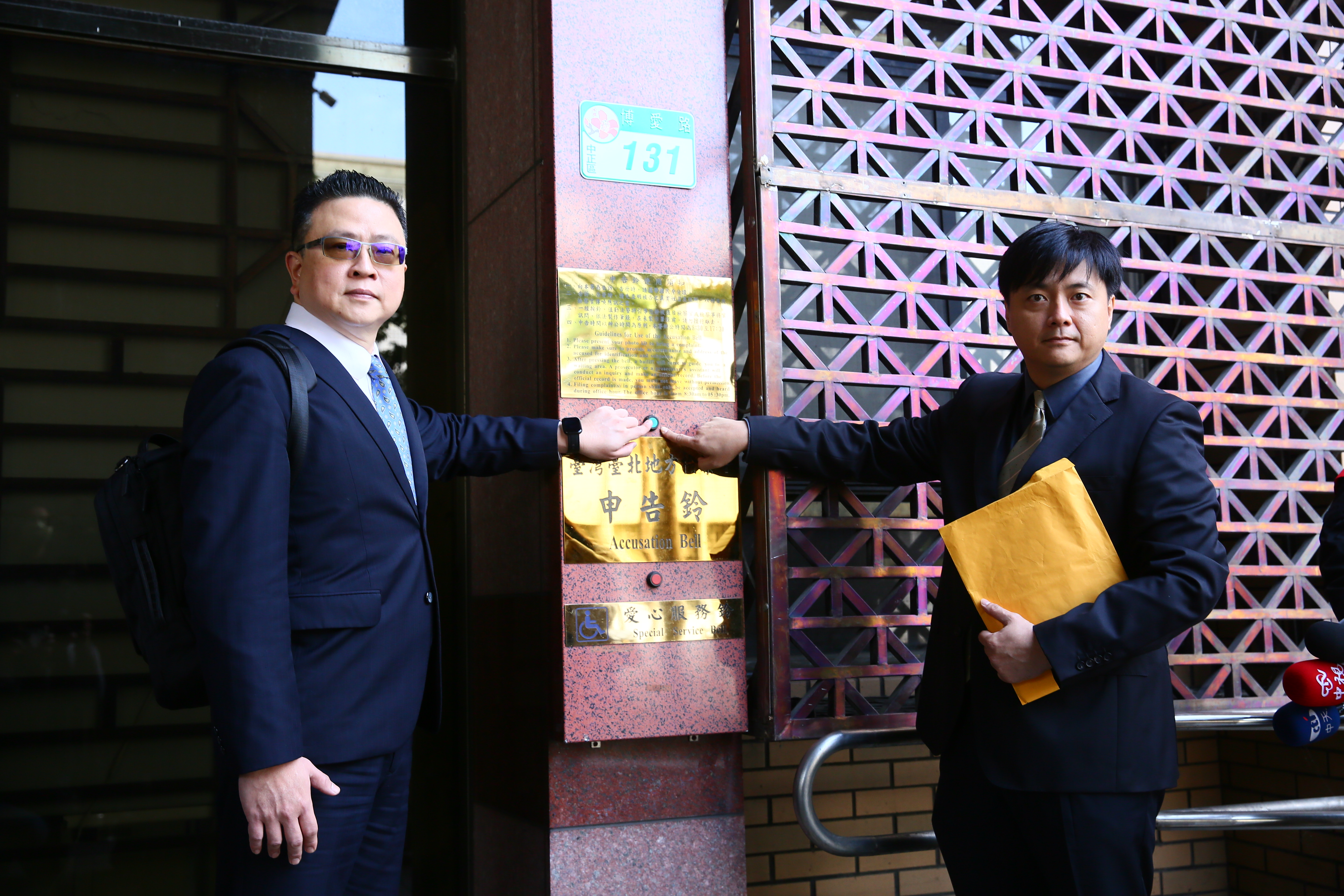 詹皓鈞今日在律師顧啟東陪同下，赴台北地檢署遞狀告發。
