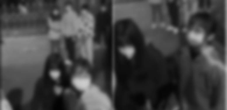 苗栗專科2名女學生，疑似與同寢室同學發生爭執，遭對方找人逼迫在校門口下跪。（翻攝自黑色豪門企業）