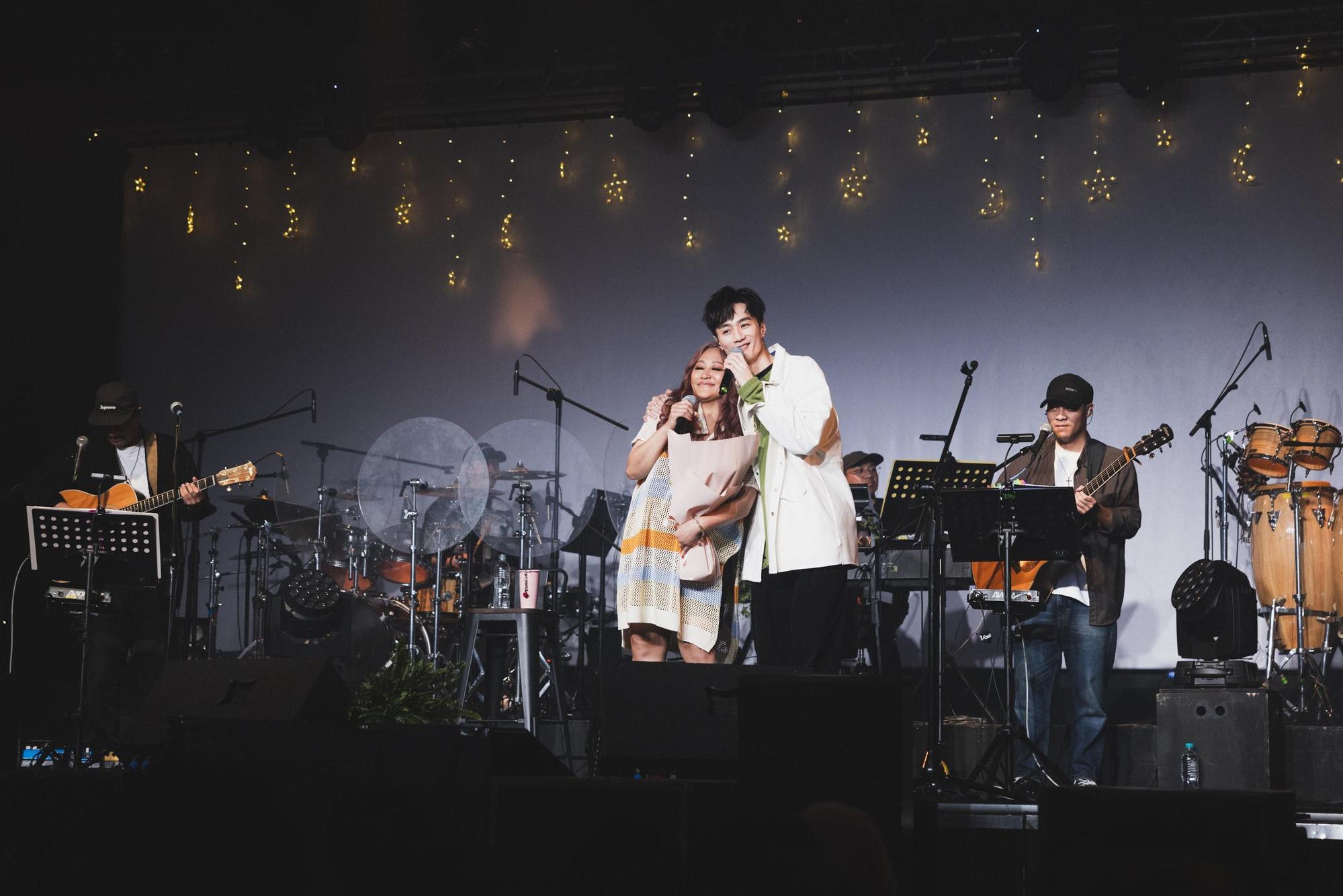 家家驚喜收「粉紅泡泡」慶生太難忘，生日開演唱會李英宏現身祝壽。（相信音樂提供）