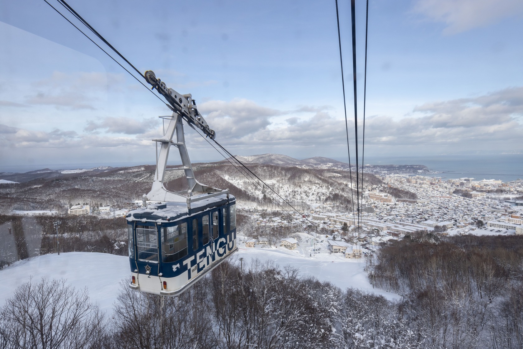 天狗山纜車有著復古的外觀，從半山腰搭乘，只需要4分鐘就可抵達山頂。