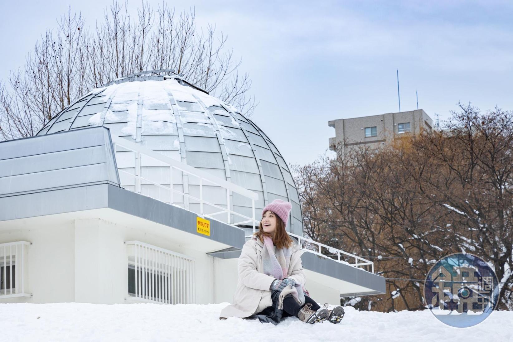 歷史悠久的「札幌市天文台」，冬日草地上覆滿白雪。
