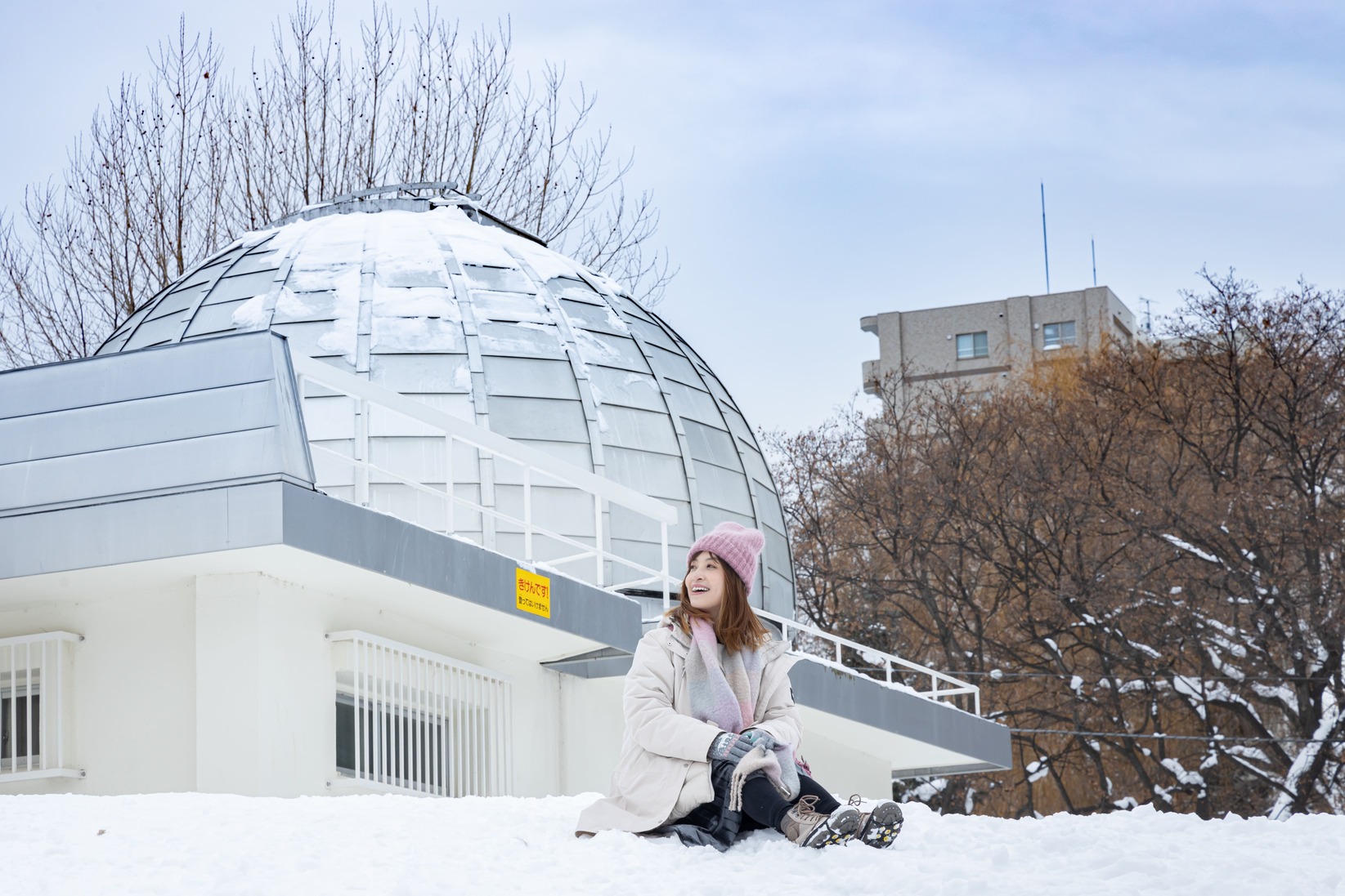 歷史悠久的「札幌市天文台」,冬日草地上覆滿白雪。