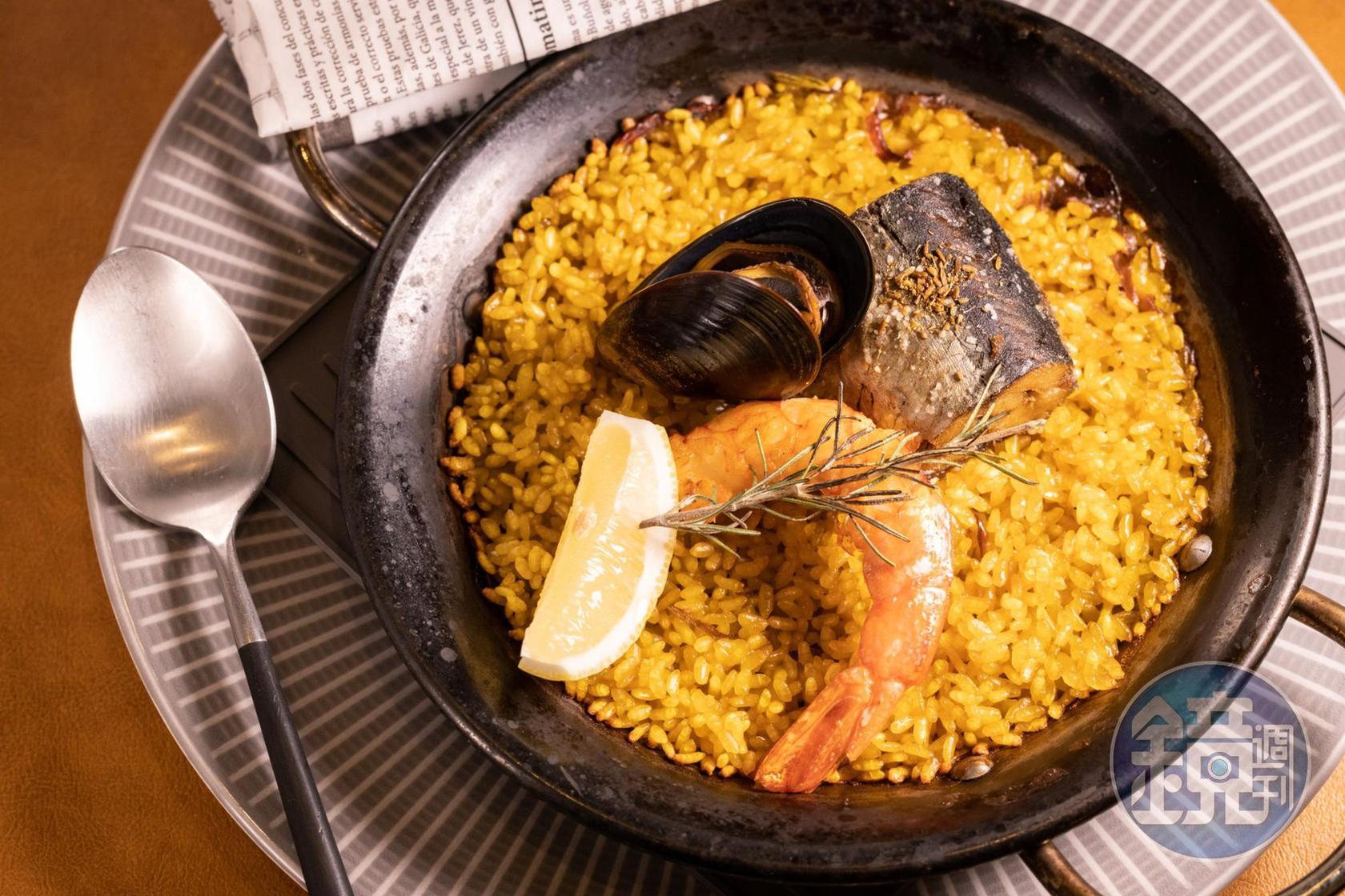 「鯡魚海鮮燉飯」每一粒米飯都能嘗到食材原料的香味。