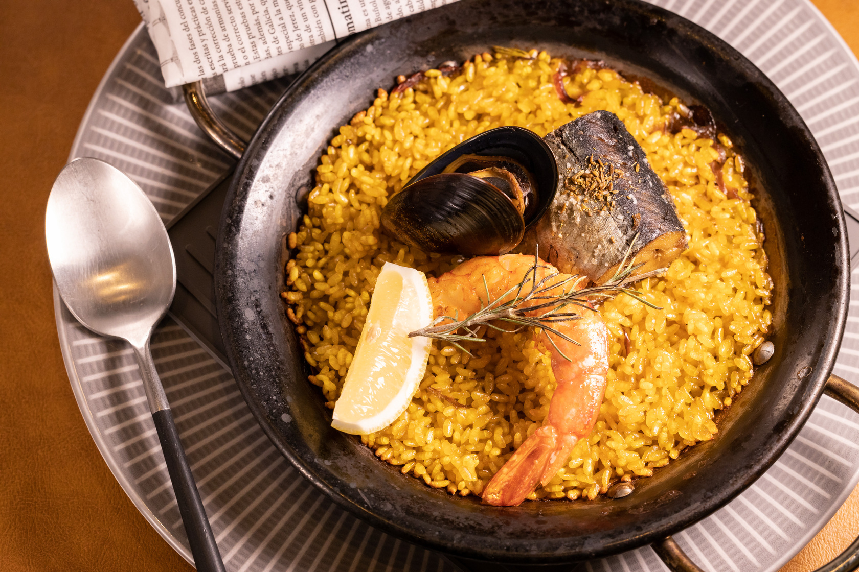 「鯡魚海鮮燉飯」每一粒米飯都能嘗到食材原料的香味。