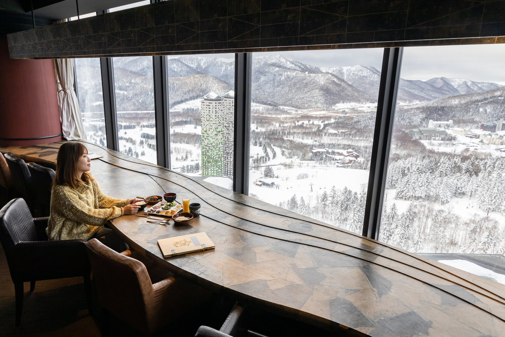 位在32樓的高空餐廳「N43°SEAFOODGRILLED AGI」，可將度假村雪景飽覽無遺。