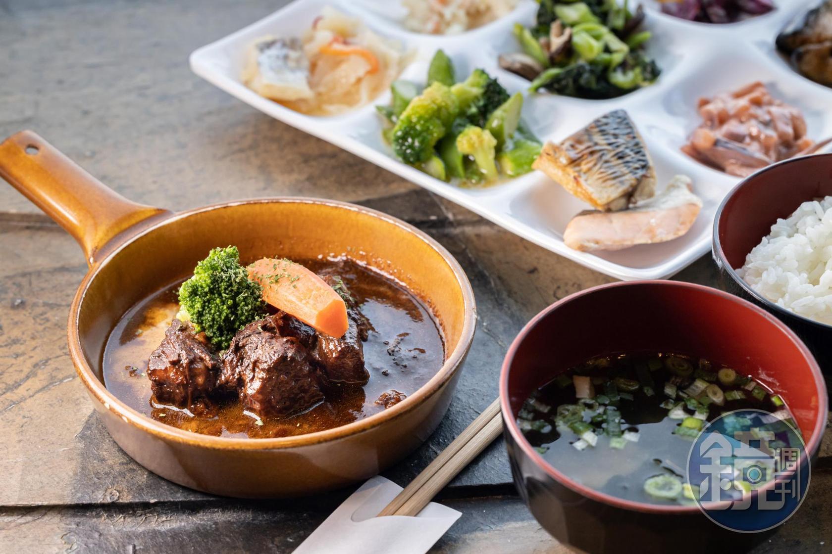N43°SEAFOODGRILLED AGI的主食有紅酒燉牛肉及海鮮咖哩可選，其餘配菜則自助取用。